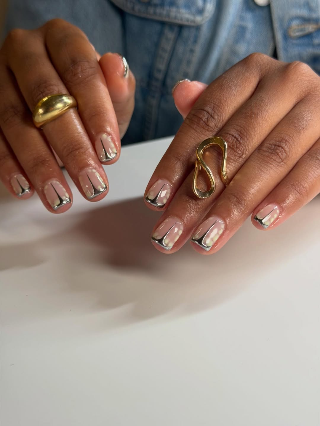 Silver Chrome Outline Abstract Short Round Nails