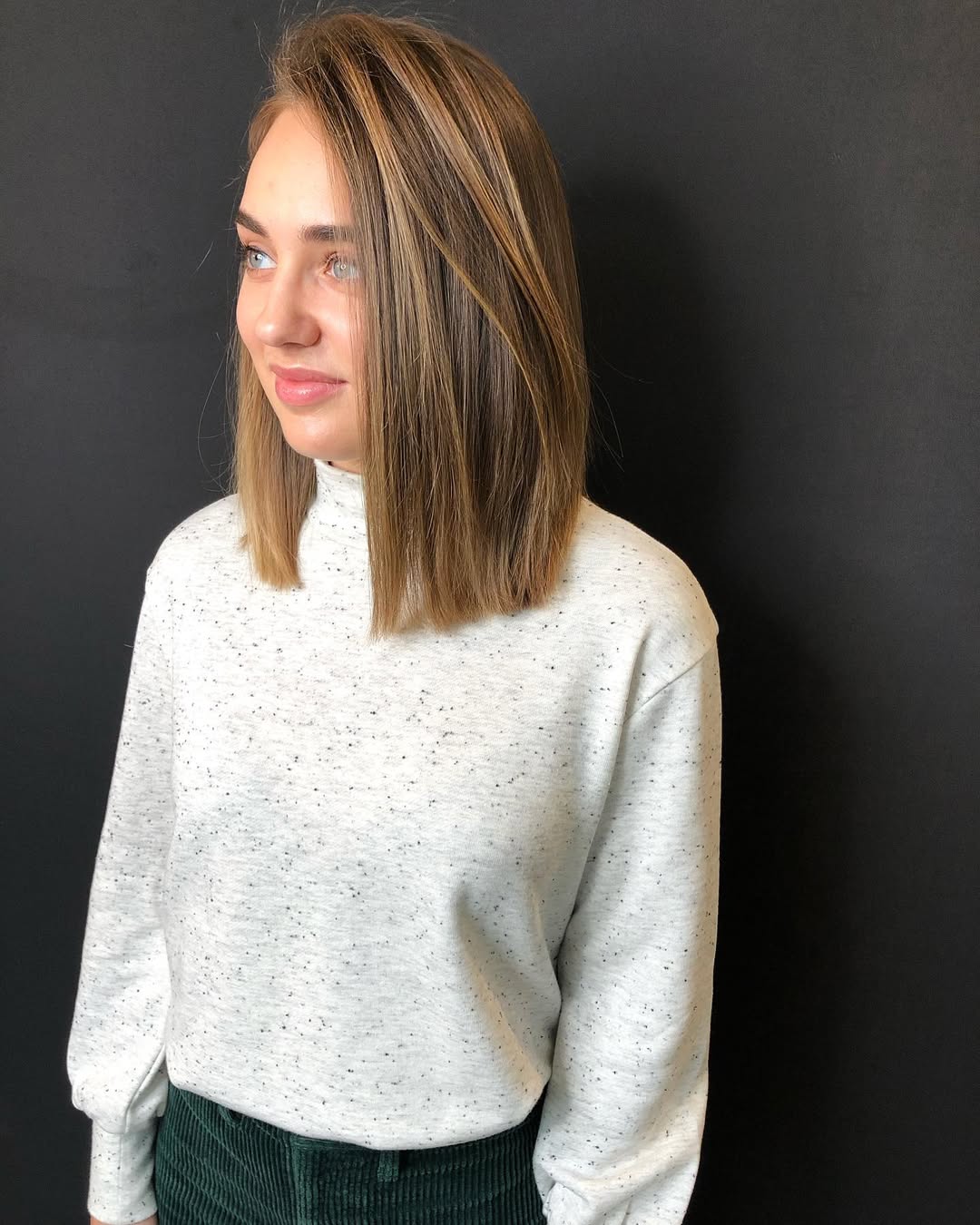 Sleek Collarbone Lob Golden Blonde Highlights
