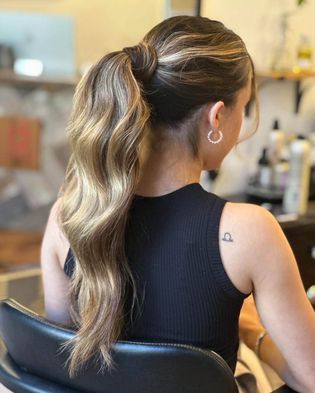 25 Sleek Hairstyles 2026 You Need To Try Now 18 Sleek Wavy Ponytail Highlighted Brunette Hair