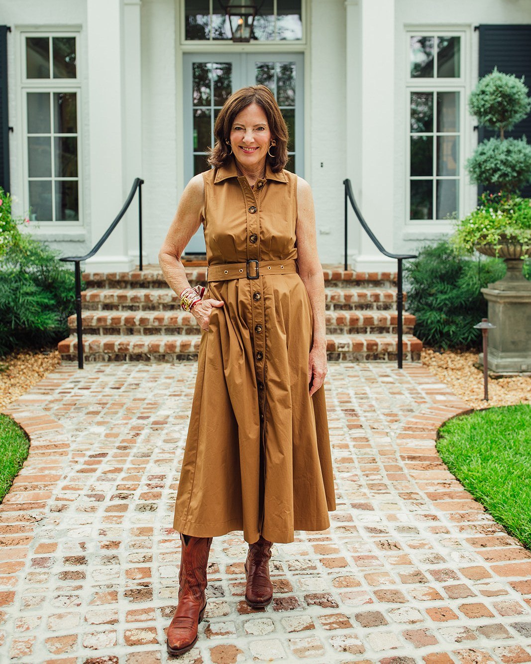 25 Fall Dress Outfits You Need For 2026 15 Sleeveless Shirt Dress With Western Boots