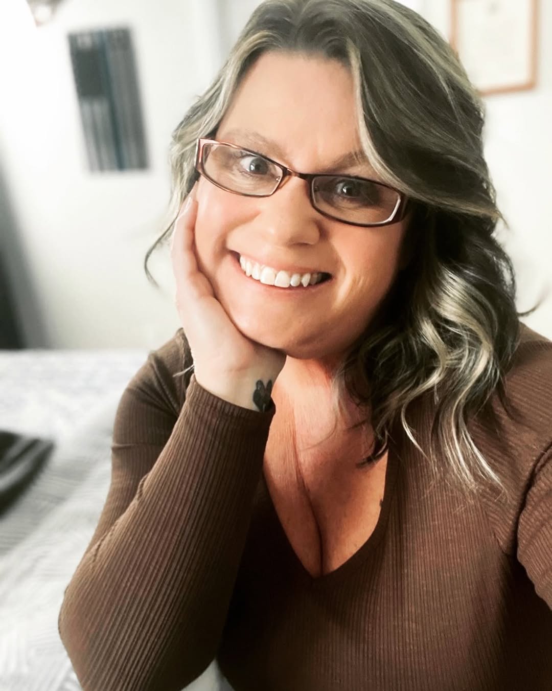 25 Stunning Hairstyles for Older Women in 2026 7 Soft Gray Highlights On Wavy Shoulder-Length Layers