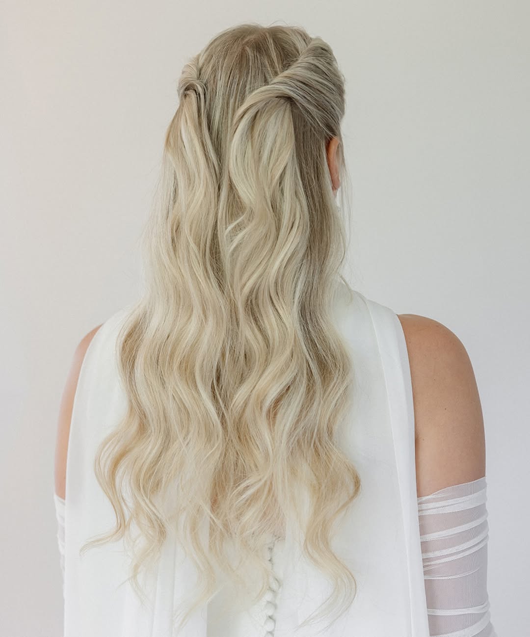 25 Sleek Hairstyles 2026 You Need To Try Now 4 Soft Wavy Half-Up Platinum Blonde Hairstyle