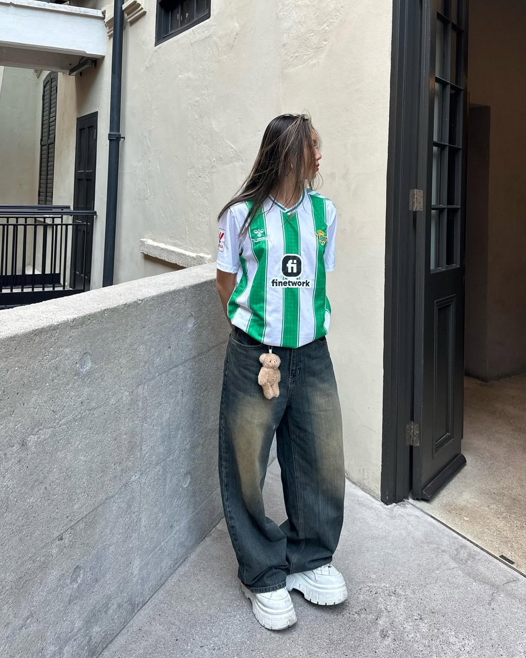 25 Epic School Outfit Ideas for 2026 You Need Now 7 Sporty Jersey Meets Baggy Jeans Street Style