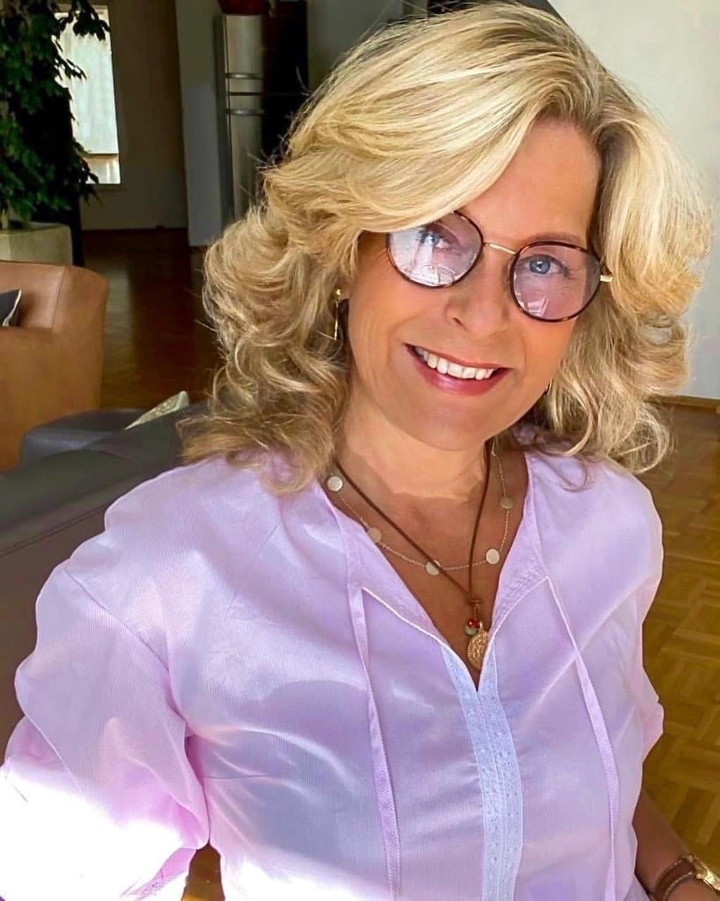25 Stunning Hairstyles for Older Women in 2026 8 Voluminous Honey Blonde Shoulder Length Curls