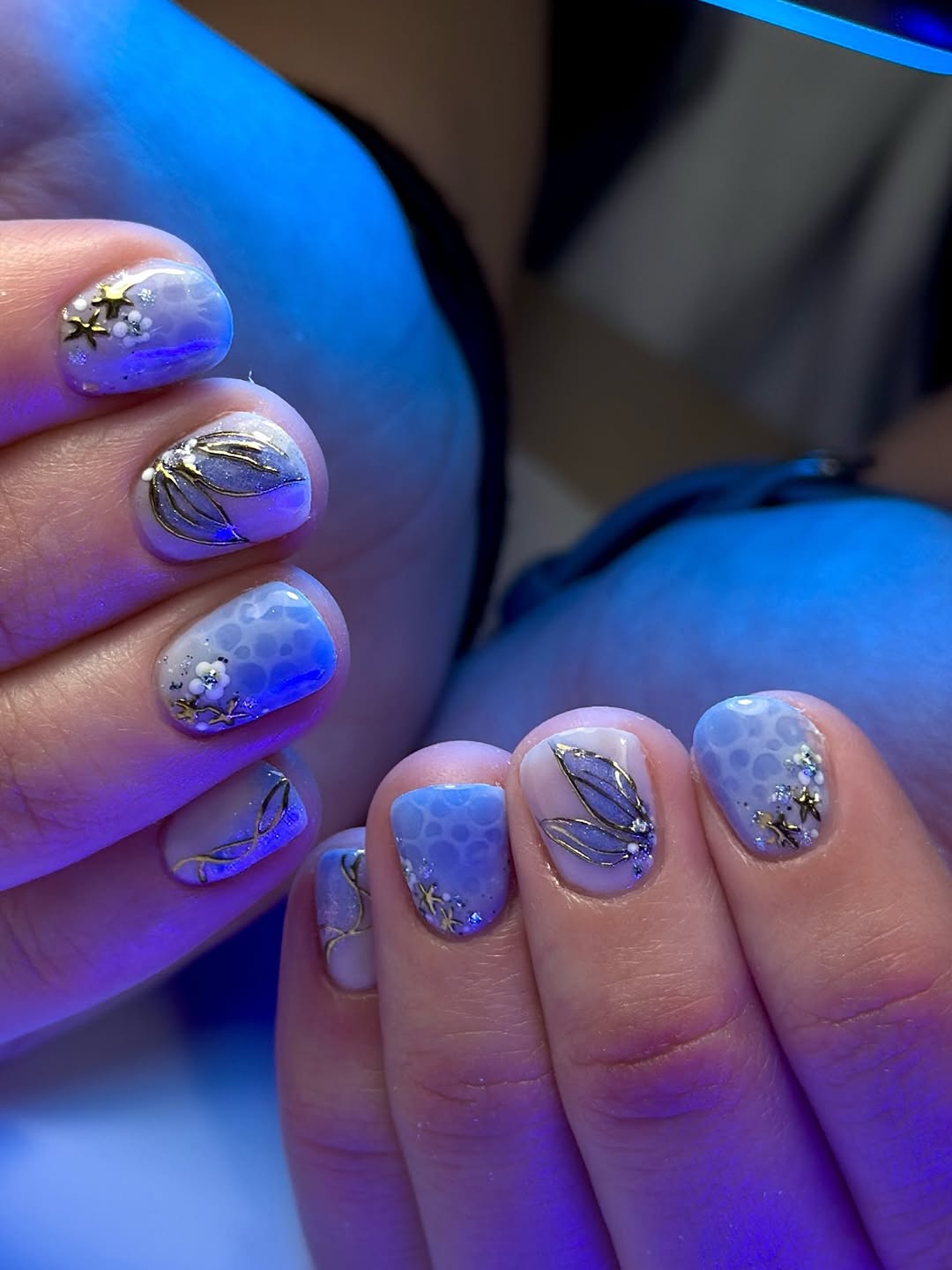 Whimsical Mermaid Scale Gold Charm Round Manicure