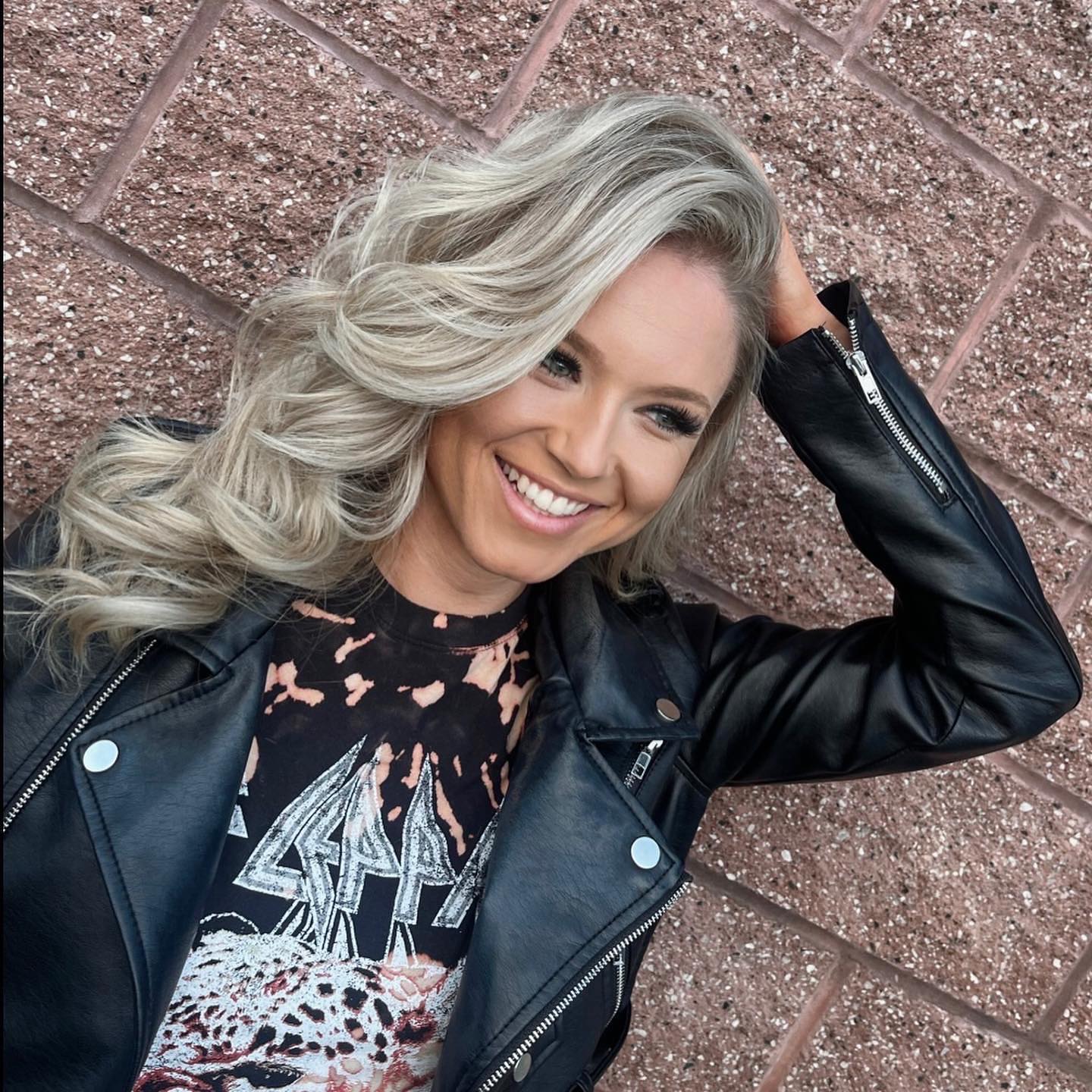 27 Fall Hair Colors 2026 You Need To See Now 18 Ash Blonde Waves With Face-Framing Layers