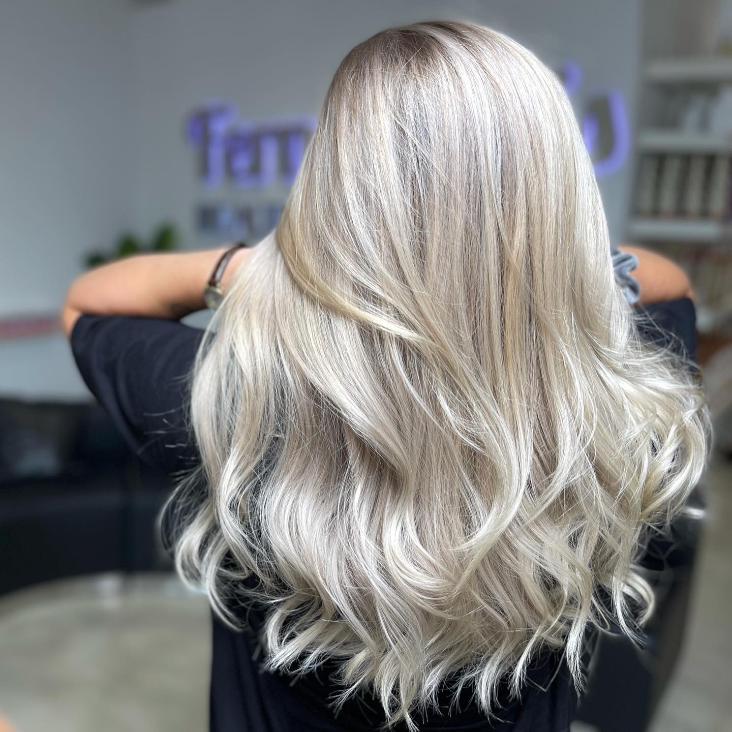 27 Stunning Fall Hair Colors for Blondes 2026 19 Ash Blonde Waves With Natural Root