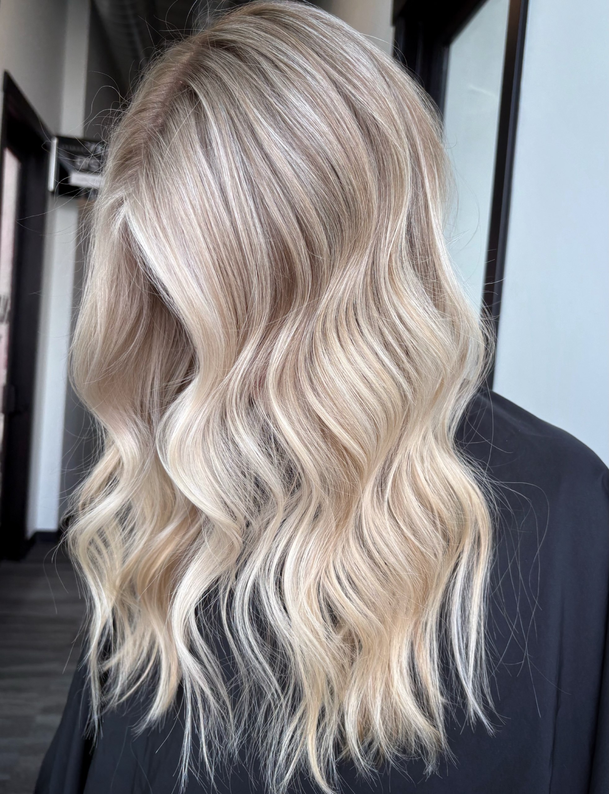 27 Stunning Fall Hair Colors for Blondes 2026 10 Beachy Blonde Waves With Ashy Platinum Highlights