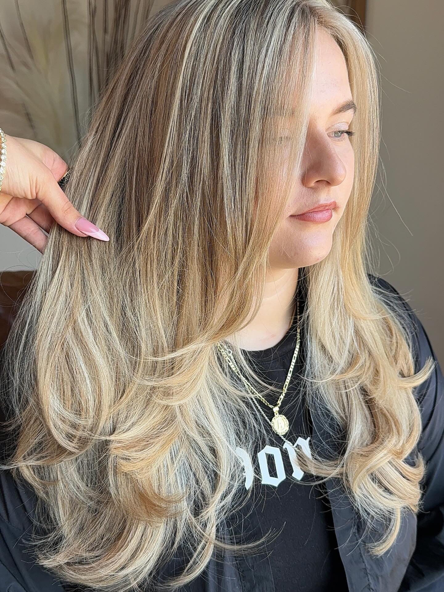 27 Stunning Fall Hair Colors for Blondes 2026 9 Beachy Blonde Waves With Face-Framing Layers