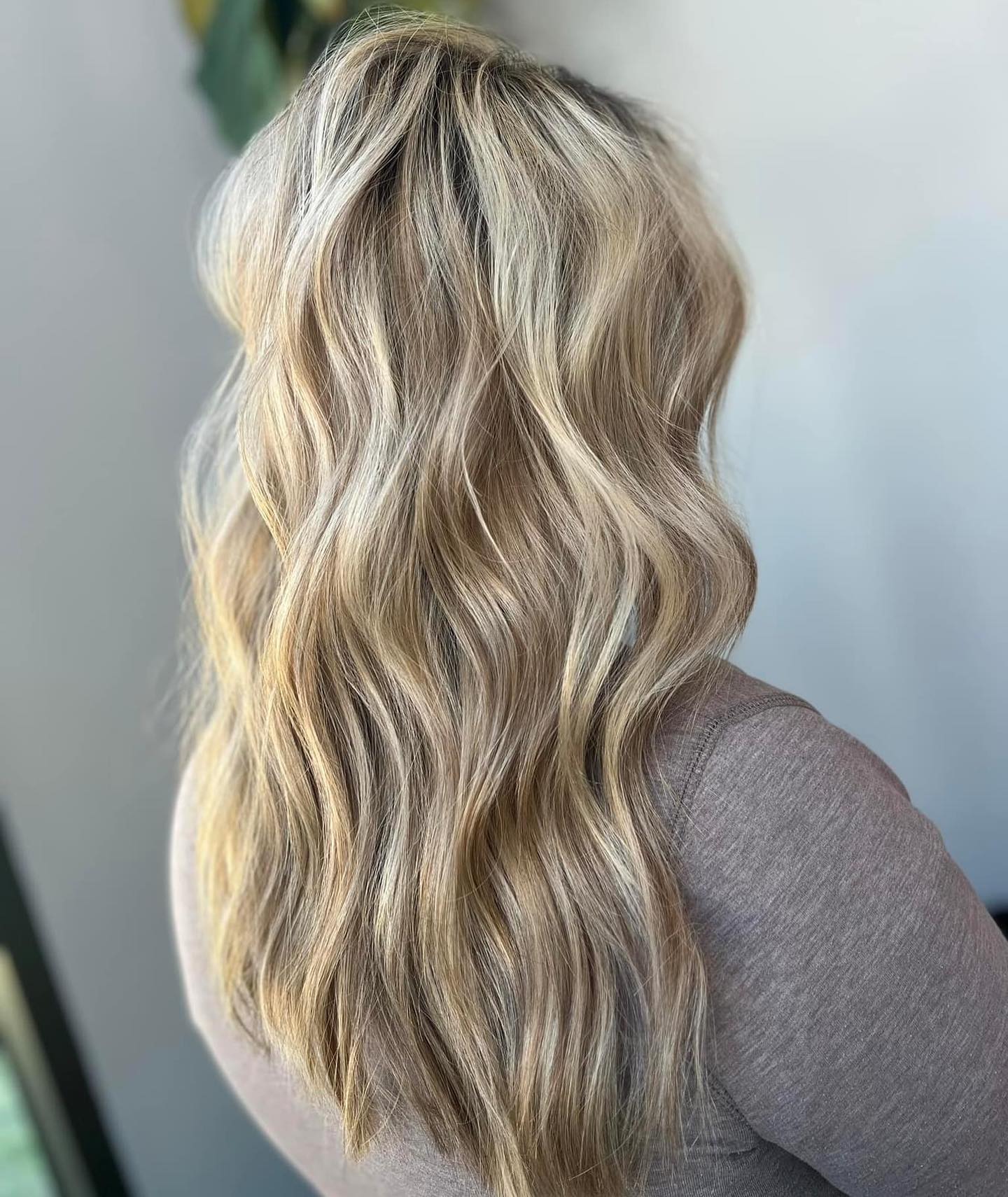 27 Stunning Fall Hair Colors for Blondes 2026 13 Beachy Blonde Waves With Subtle Dimension