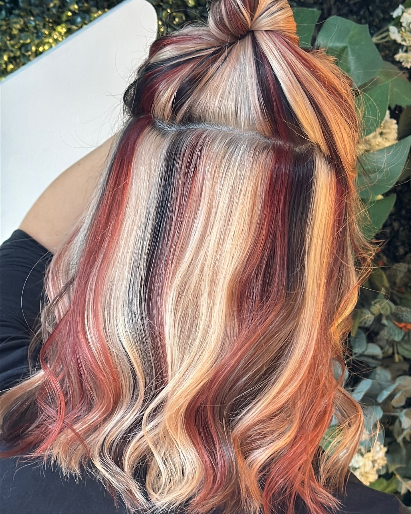 29 Calico Hair Color Styles You Need to See for 2026 19 Bold Calico Hair Color With Loose Waves