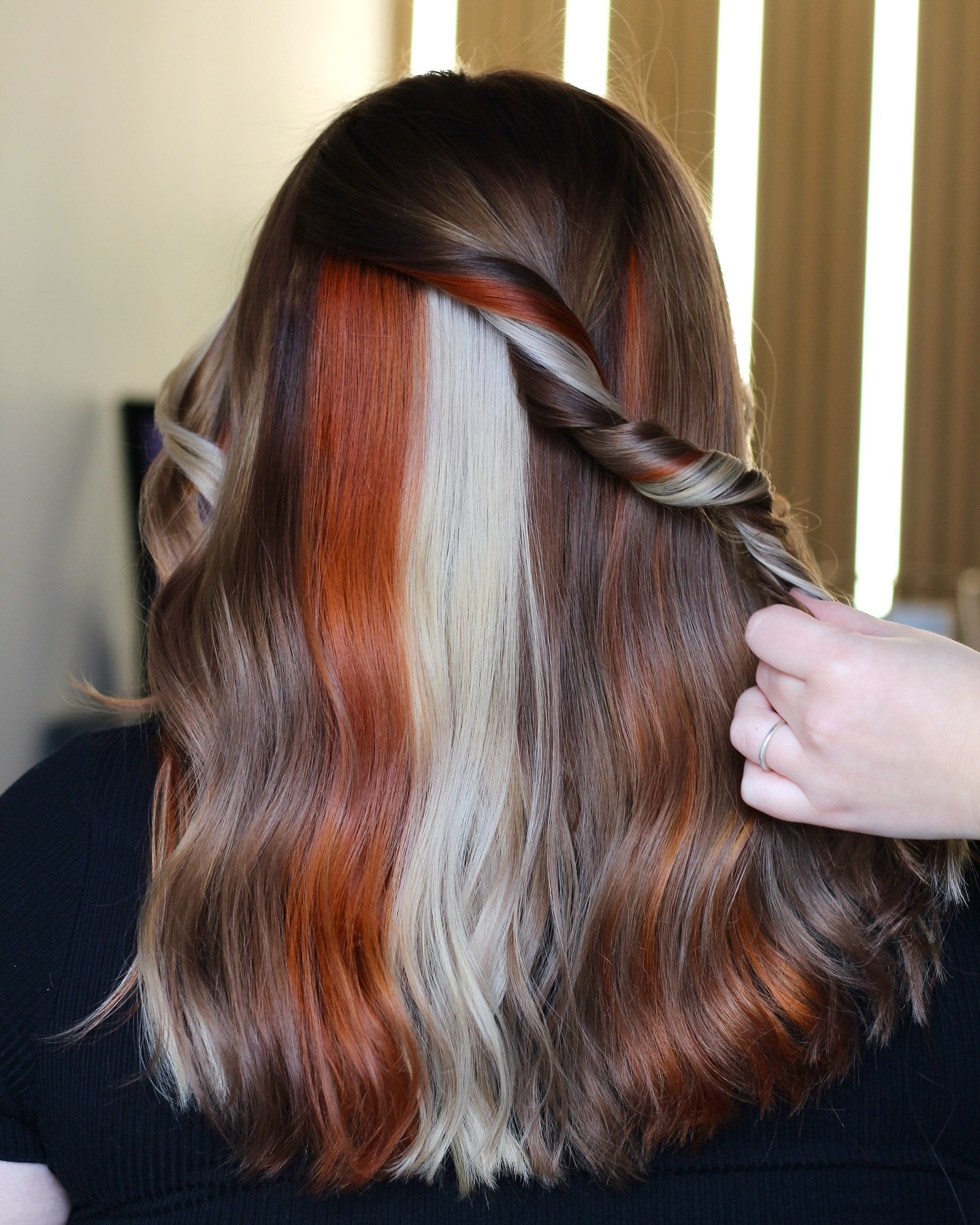 29 Calico Hair Color Styles You Need to See for 2026 21 Bold Calico Streaks With Loose Waves