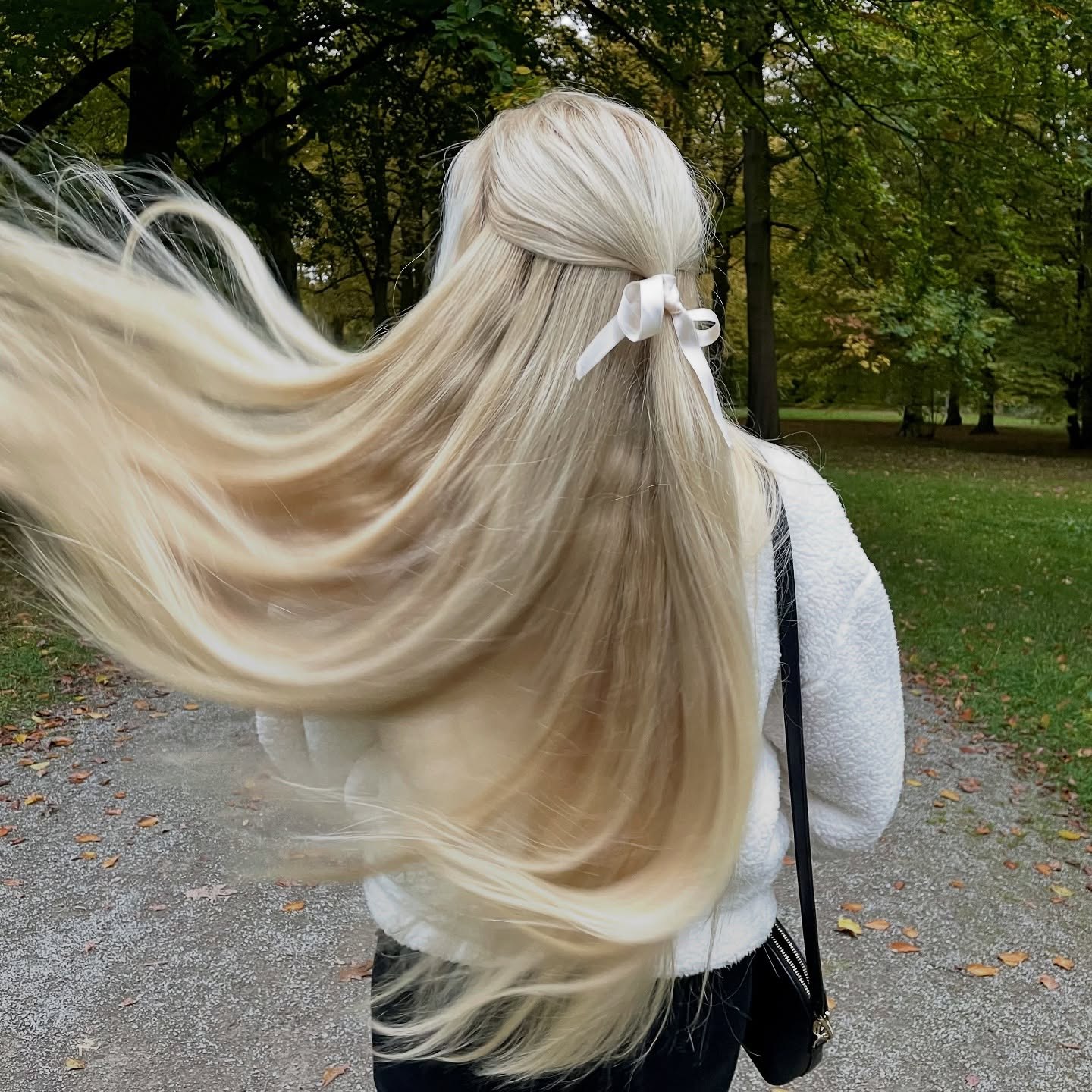 27 Stunning Fall Hairstyles You Need To Try In 2026 18 Cascading Blonde Waves With Ribbon Accent