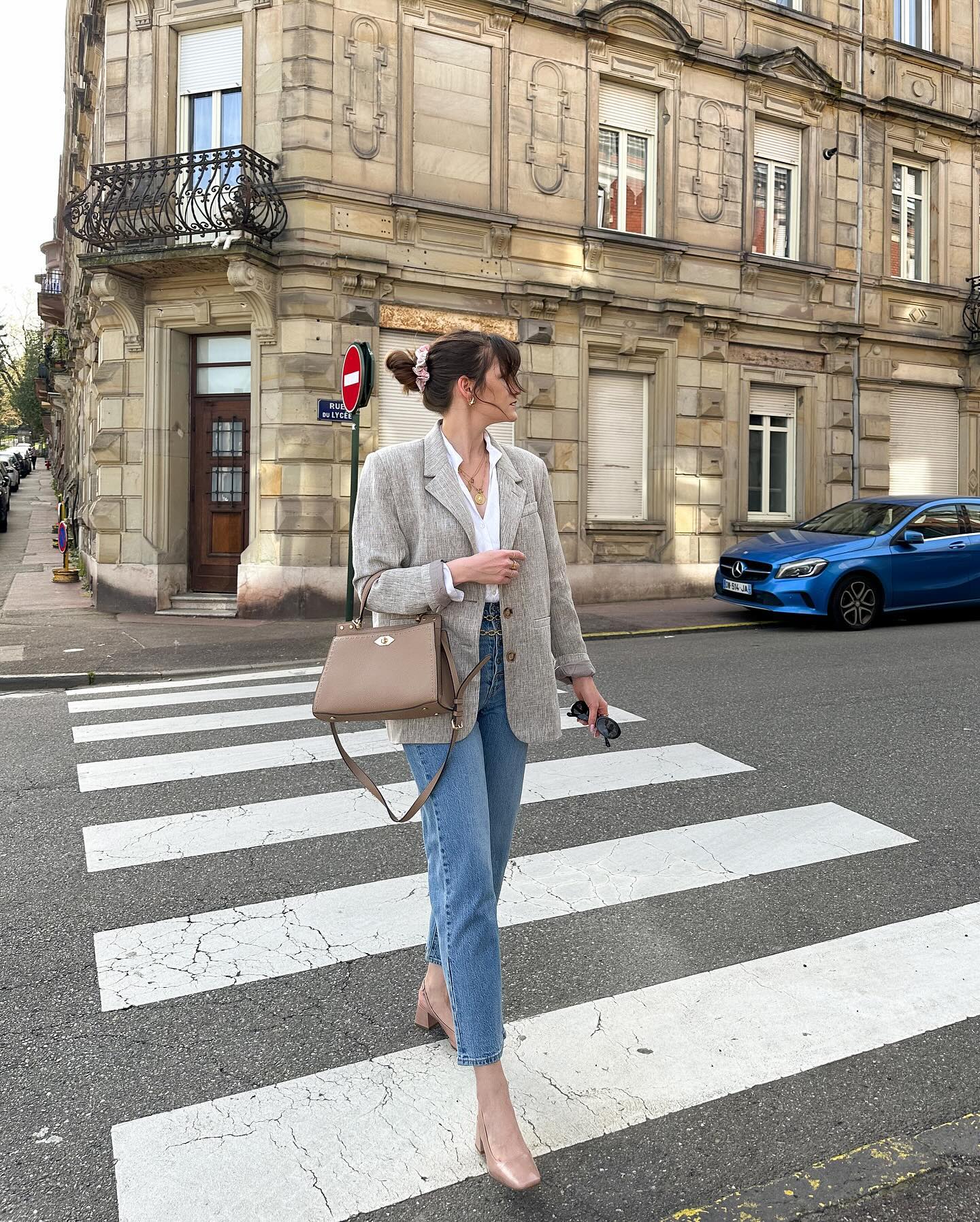 26 Blazer Outfit Ideas You Need for 2026 9 Casual Chic Linen Blazer And Blue Jeans Look
