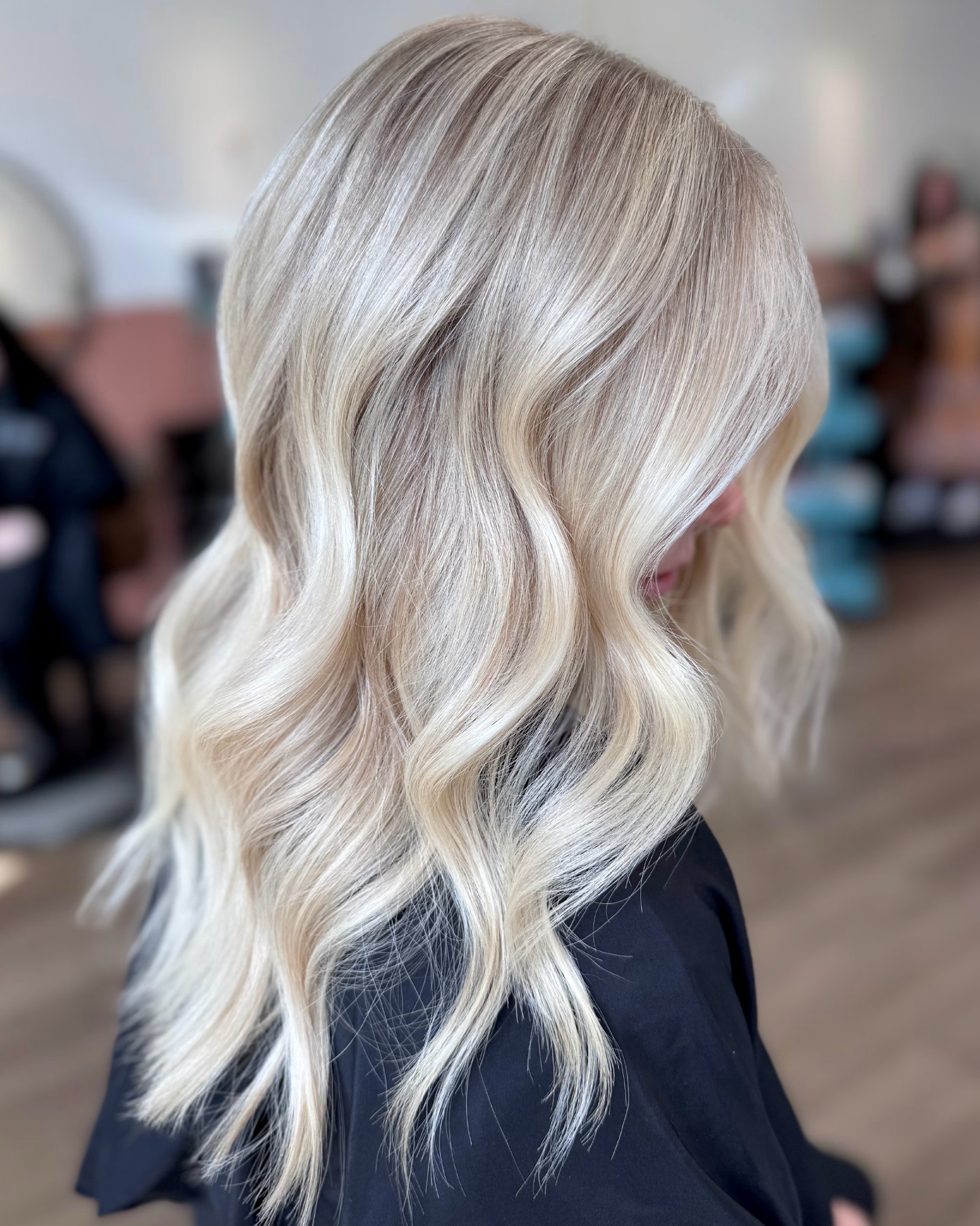 27 Stunning Fall Hair Colors for Blondes 2026 11 Champagne Blonde Beach Waves With Face Framing Layers
