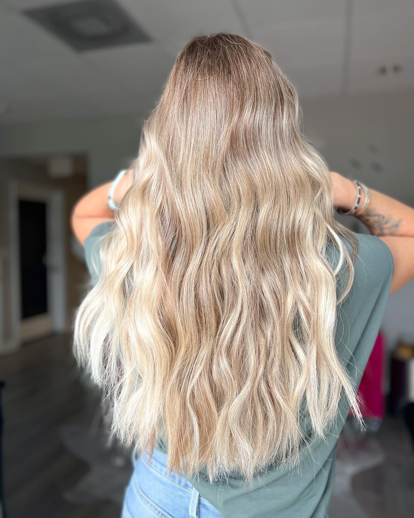 27 Stunning Fall Hair Colors for Blondes 2026 27 Champagne Blonde Beach Waves With Root Melt