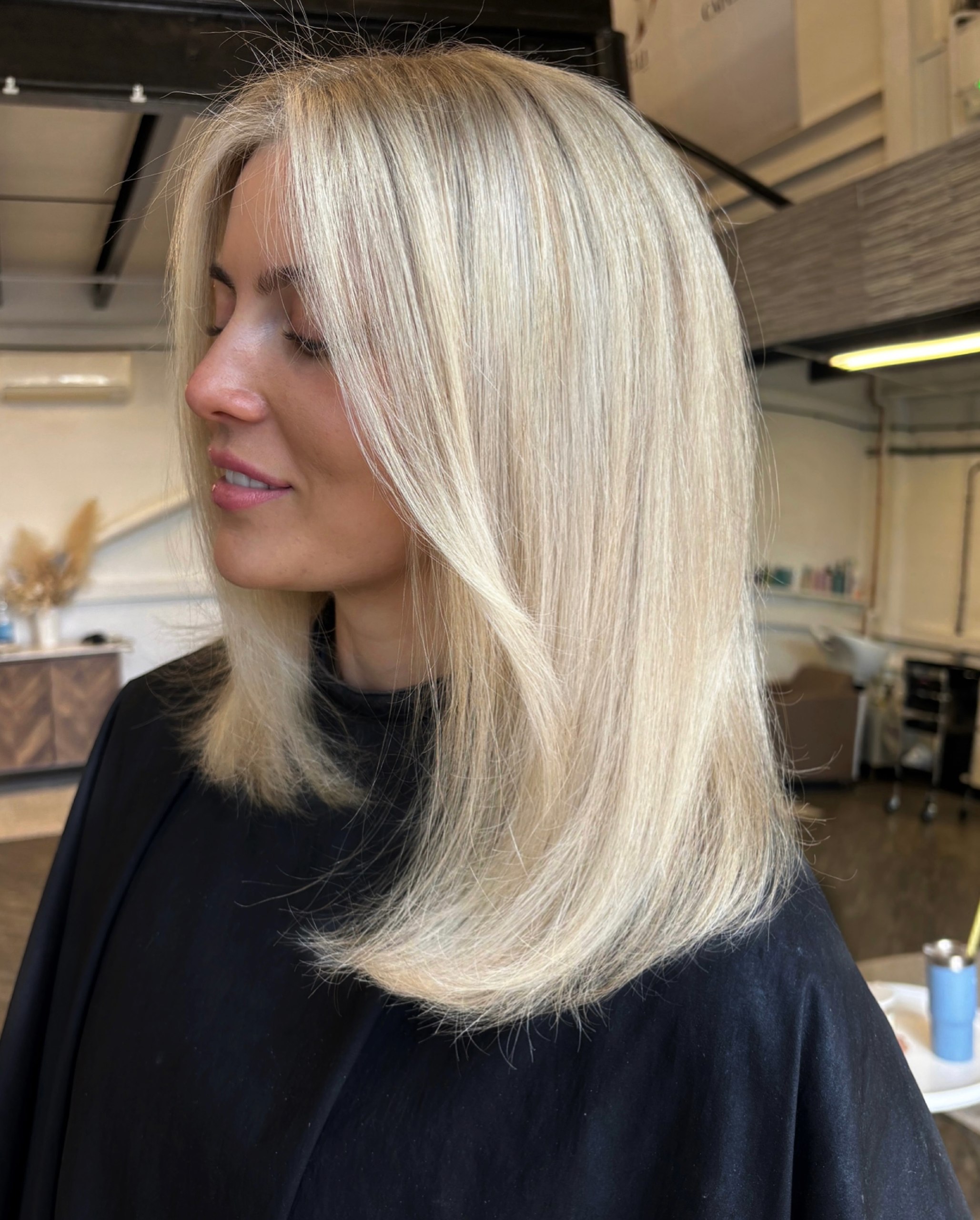 27 Stunning Fall Hair Colors for Blondes 2026 23 Champagne Blonde Collarbone Cut With Soft Layers