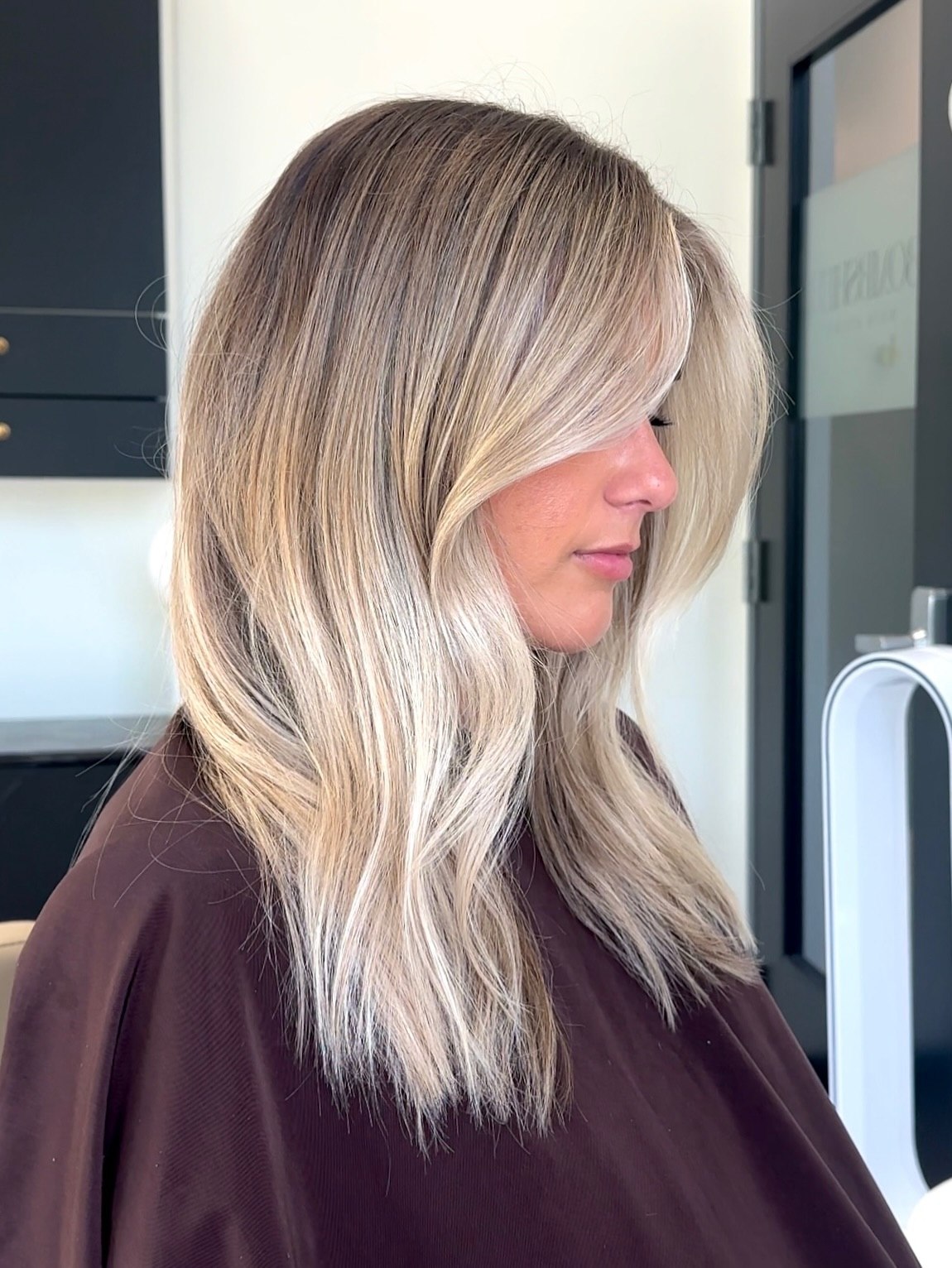 27 Stunning Fall Hair Colors for Blondes 2026 15 Champagne Blonde Face-Framing Lob With Soft Waves