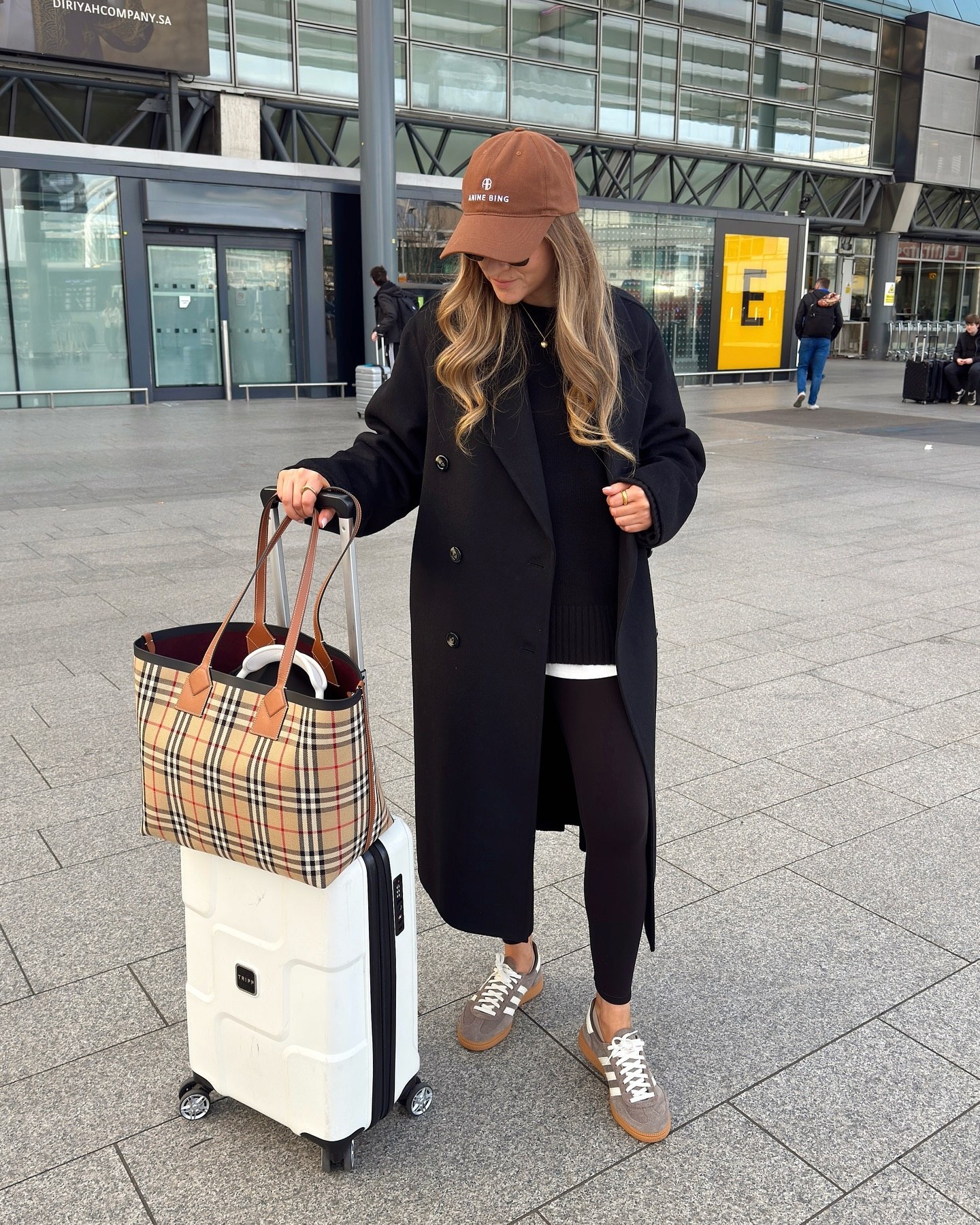 27 Leggings Outfits for 2026 You Need to See Now 25 Chic Airport Look With Black Coat And Tartan Tote