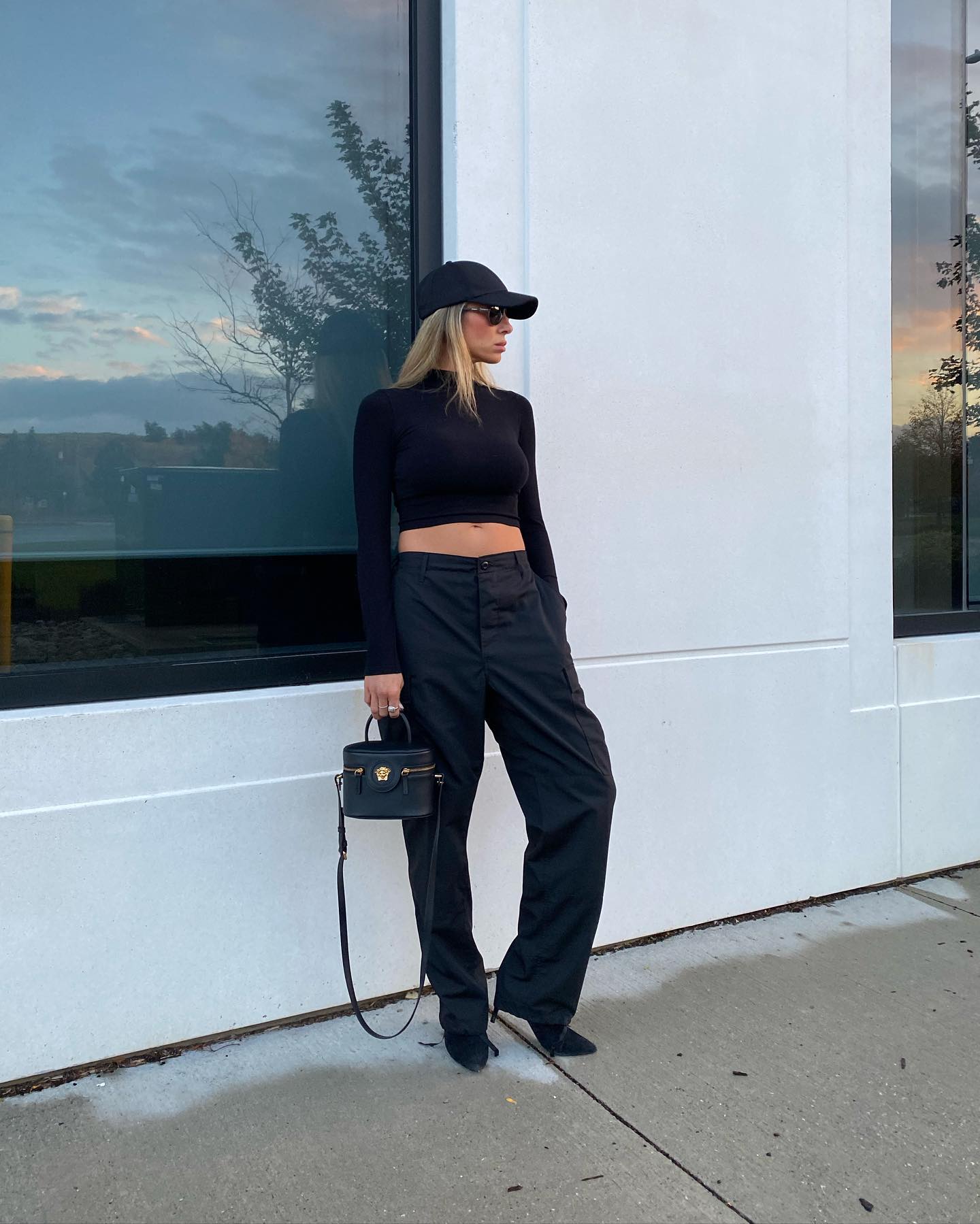30 Transitional Fall Outfits You Need Now 7 Chic Black Crop Top And Cargo Pant Duo