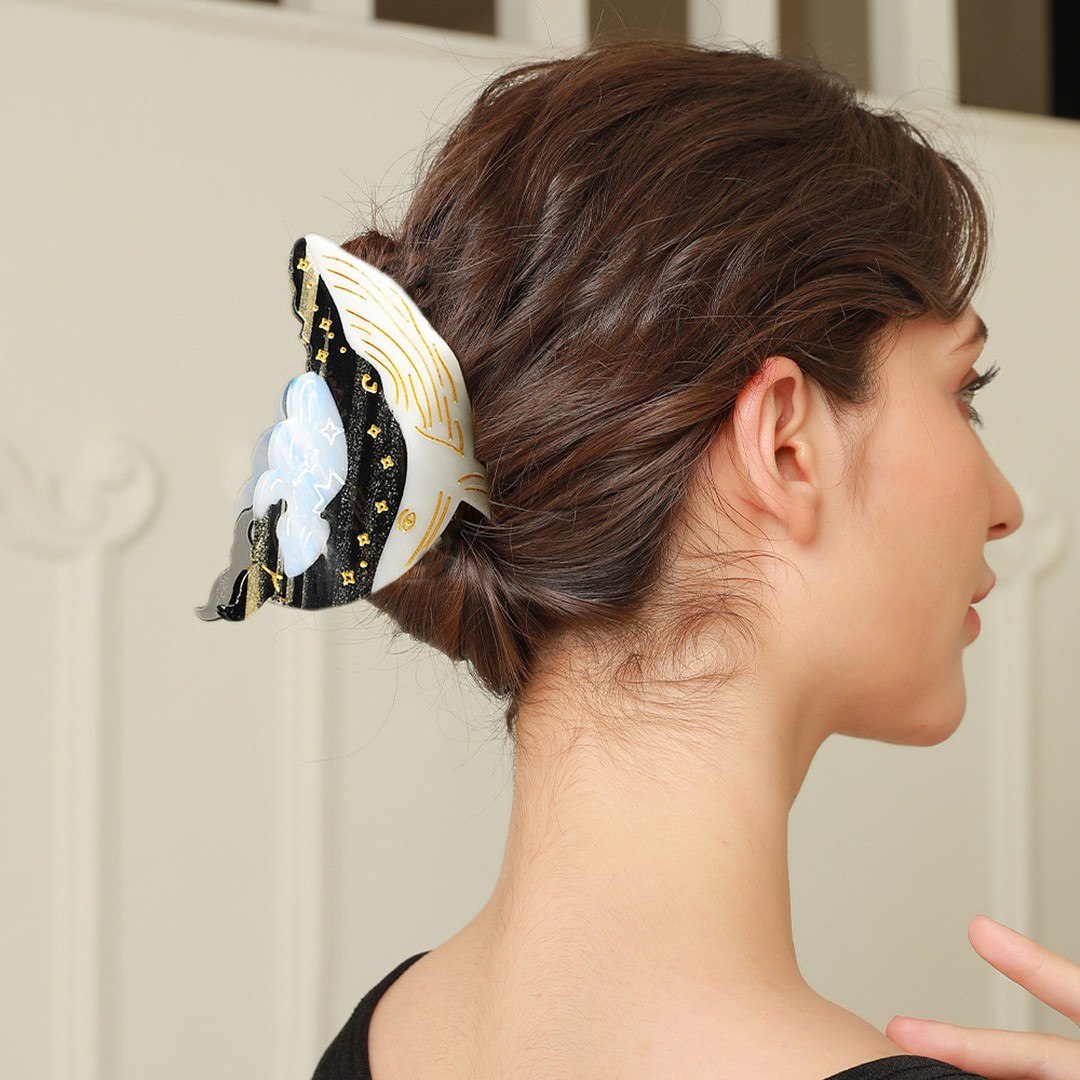 27 Stunning Fall Hairstyles You Need To Try In 2026 17 Chic Butterfly Claw Clip Low Bun