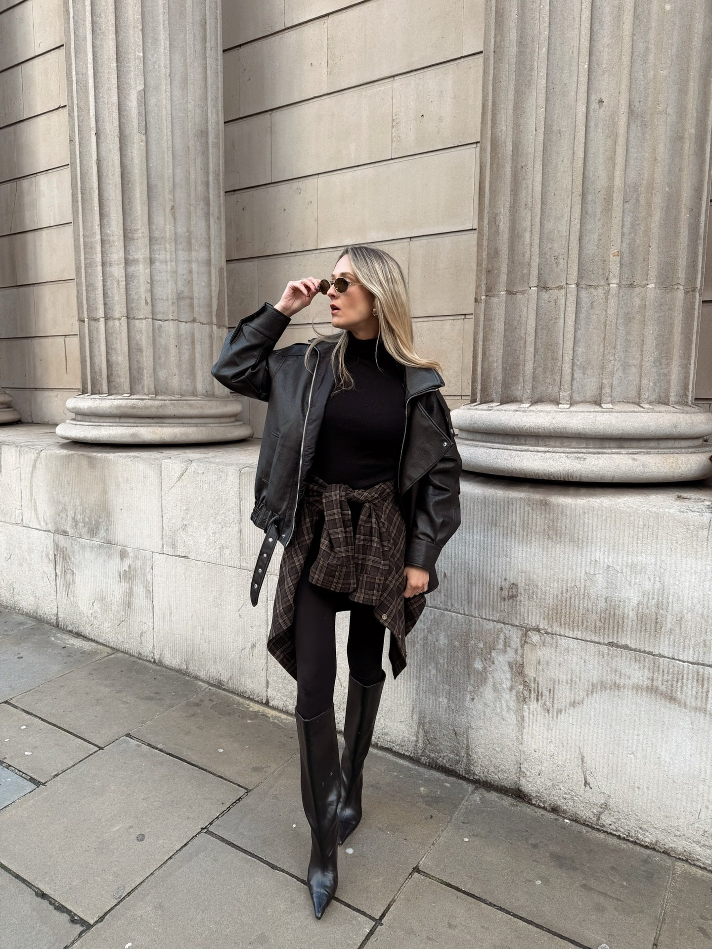 27 Leggings Outfits for 2026 You Need to See Now 24 Chic Leather Jacket And Leggings Street Style