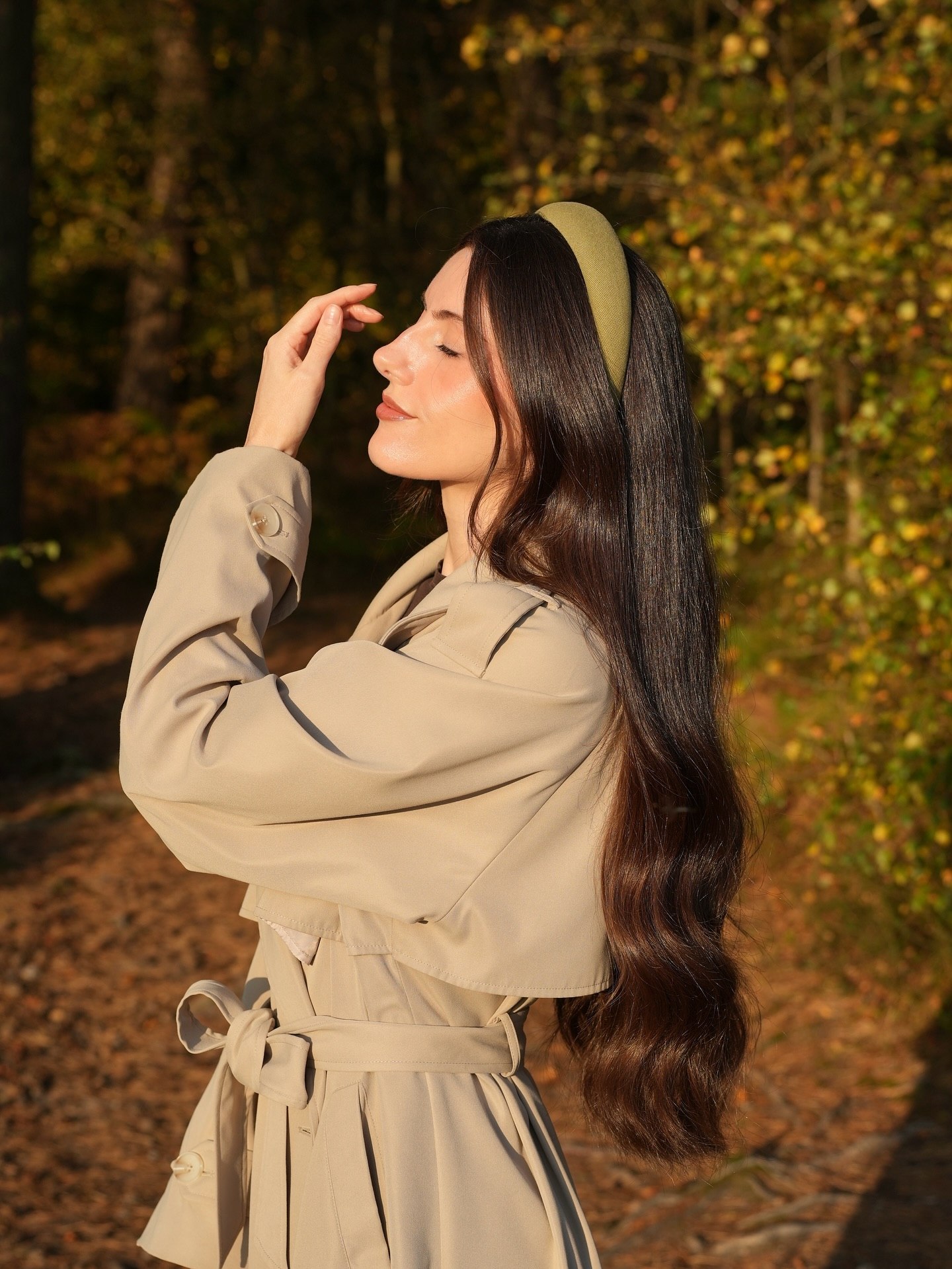 27 Stunning Fall Hairstyles You Need To Try In 2026 8 Chocolate Brunette Waves With Padded Headband