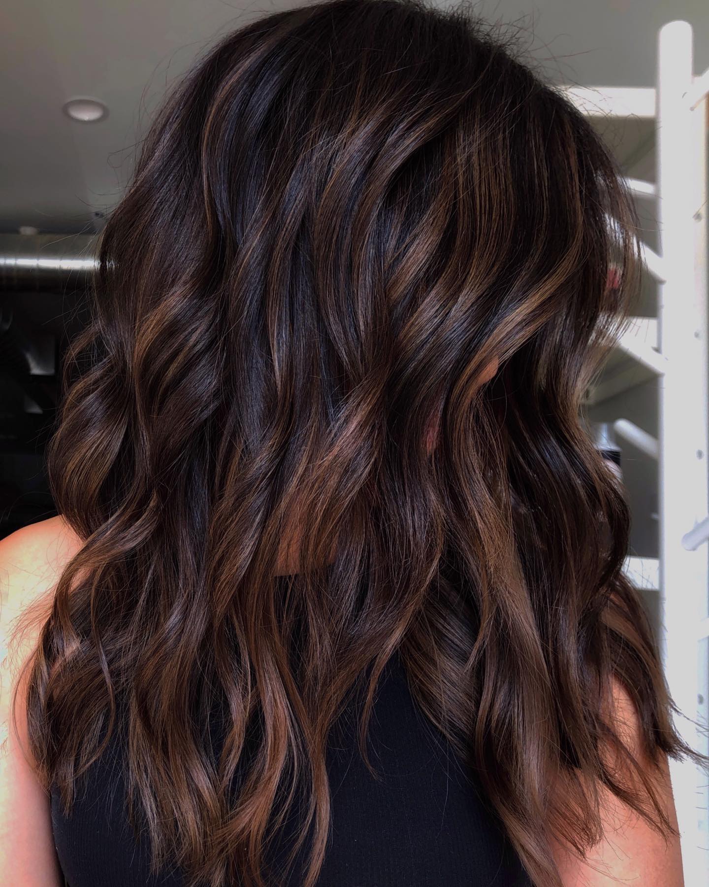 27 Fall Hair Colors 2026 You Need To See Now 22 Chocolate Cashmere Waves With Subtle Auburn Highlights