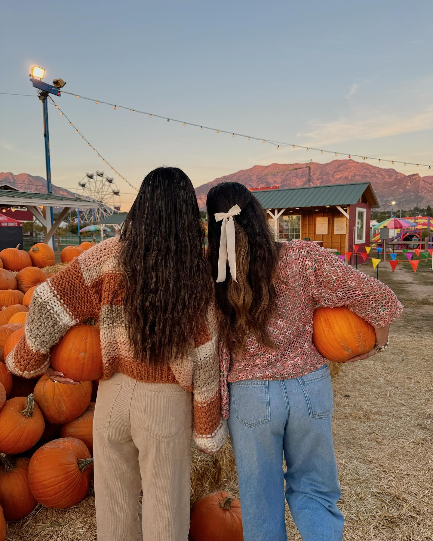 27 Stunning Fall Hairstyles You Need To Try In 2026 14 Chunky Knit Sweater With High Waisted Light Wash Jeans