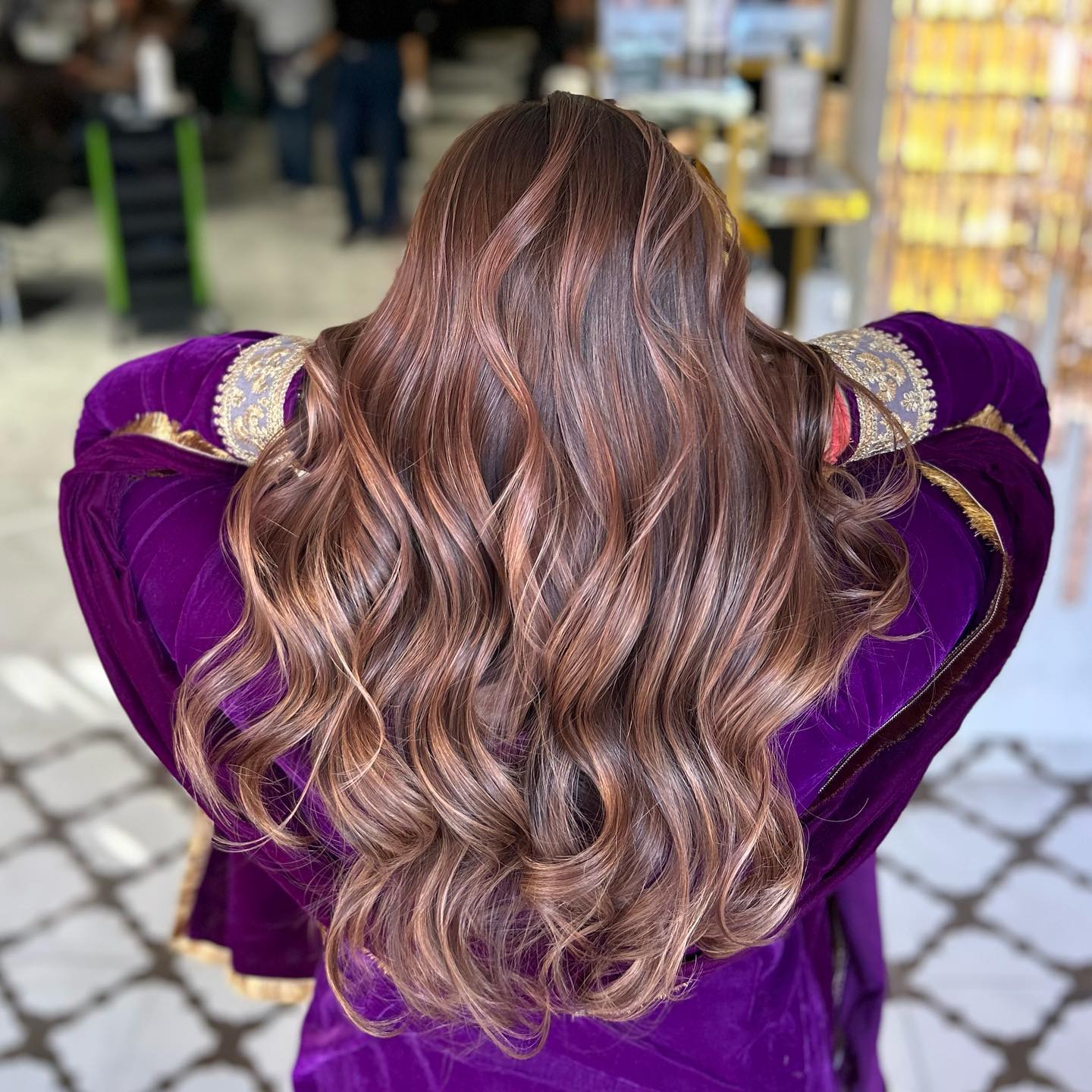 25 Stunning Brown Cinnamon Hair Color Ideas for 2026 23 Cinnamon Swirl Balayage With Loose Waves