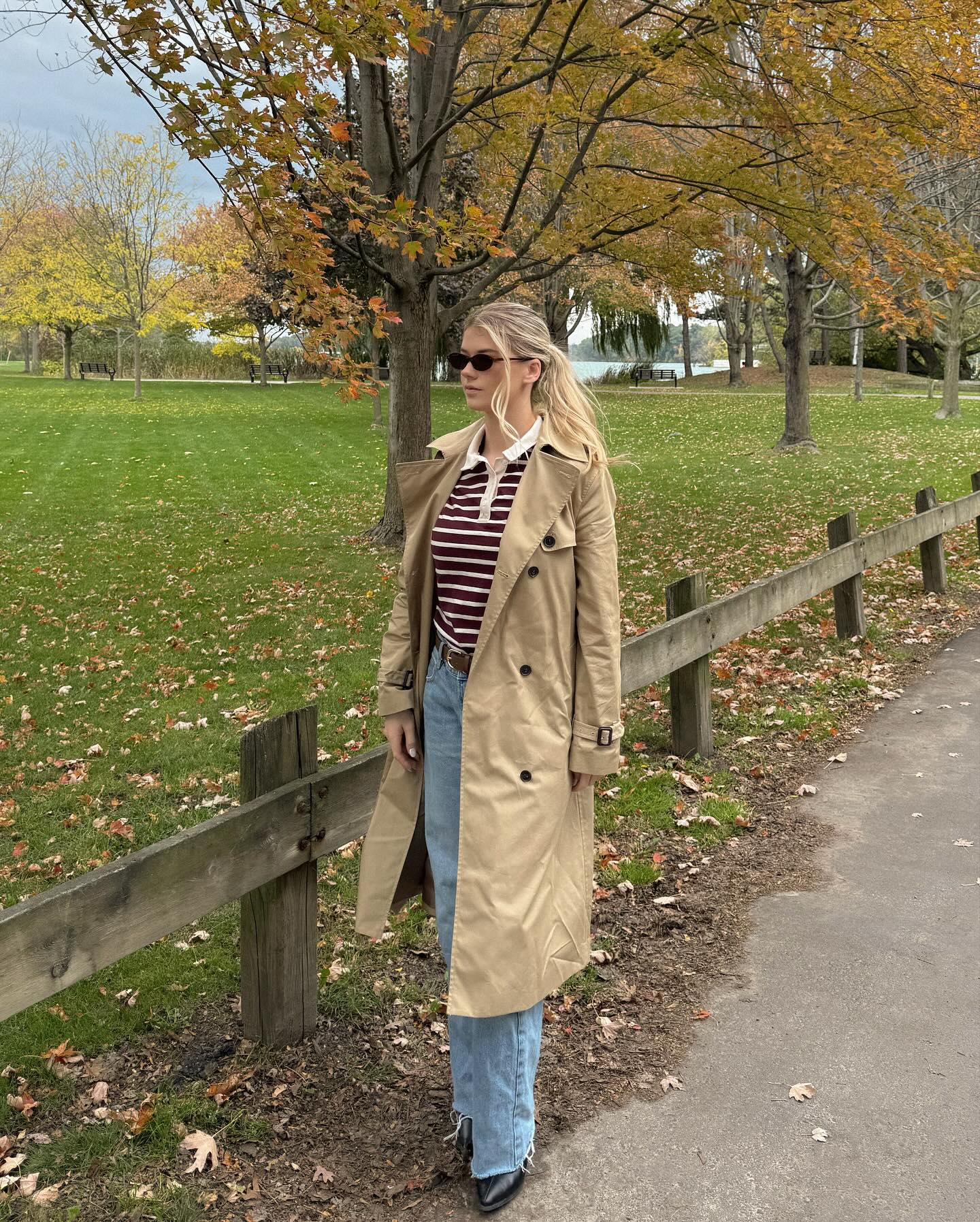 30 Transitional Fall Outfits You Need Now 6 Classic Trench With Striped Rugby Shirt And Relaxed Jeans