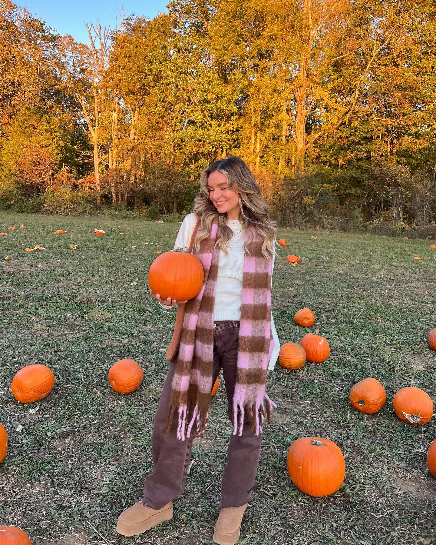 25 Fall Festival Outfits You Need for 2026 26 Cozy Fall Pumpkin Patch Sweater and Boots Outfit