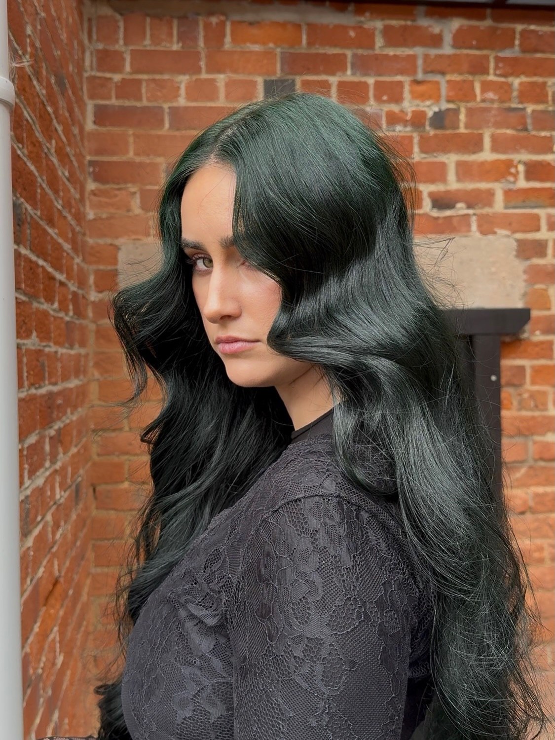 25 Witch Hairstyles 2026: Enchant Your Look 21 Deep Emerald Waves With Face-Framing Tendrils