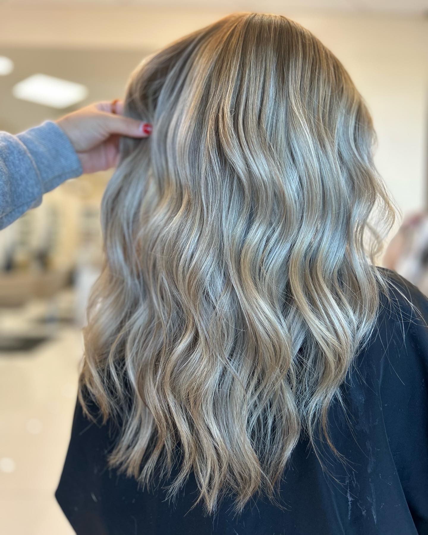 27 Stunning Fall Hair Colors for Blondes 2026 21 Dimensional Ash Blonde Beach Waves