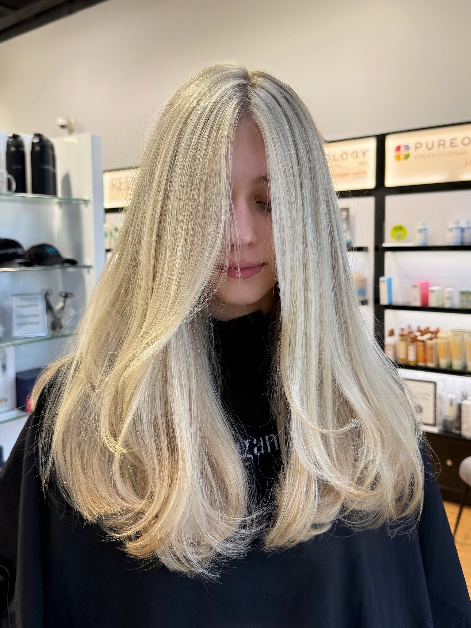 27 Stunning Fall Hair Colors for Blondes 2026 16 Dimensional Blonde Balayage With Soft Waves