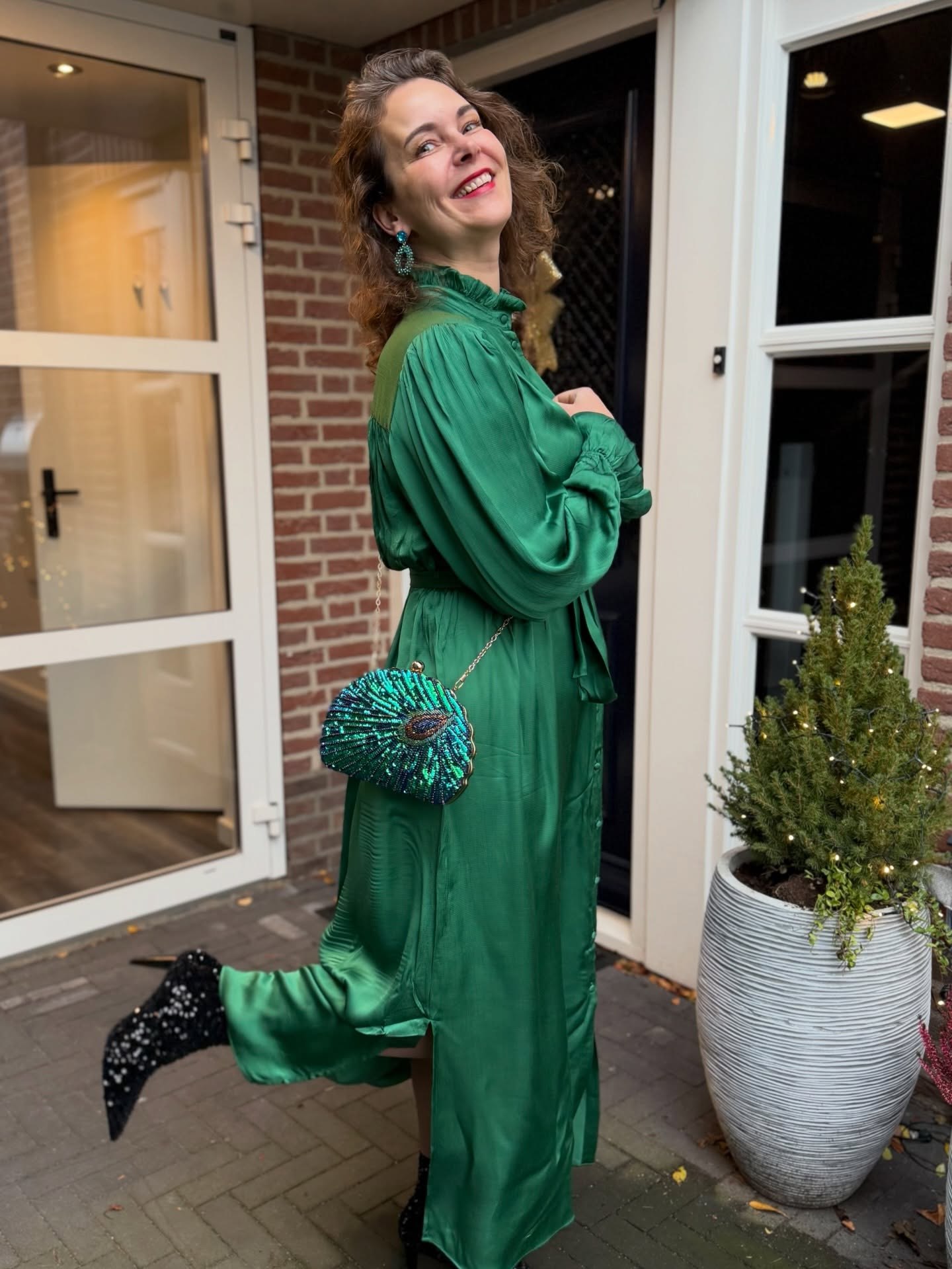 25 Fall Party Outfit Ideas You Need for 2026 7 Emerald Satin Midi Dress With Sequin Bag