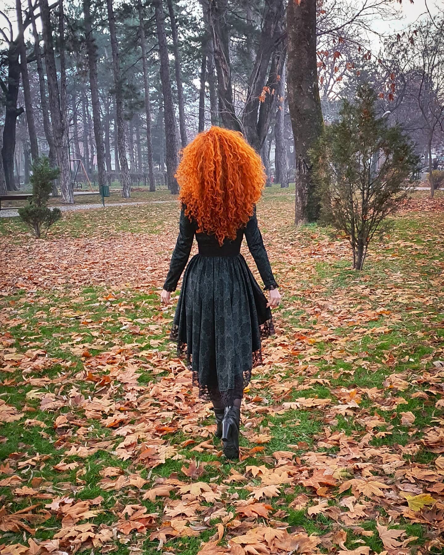 25 Witch Hairstyles 2026: Enchant Your Look 5 Fiery Voluminous Curls With Copper Red