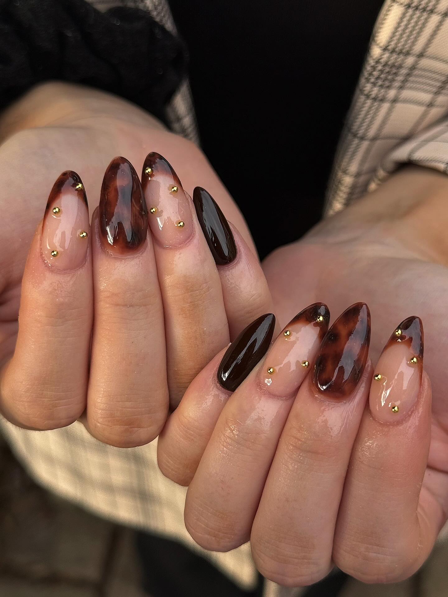 27 September Nails 2026 Trends You Must See 10 Glossy Tortoiseshell Almond Nails with Gold Studs
