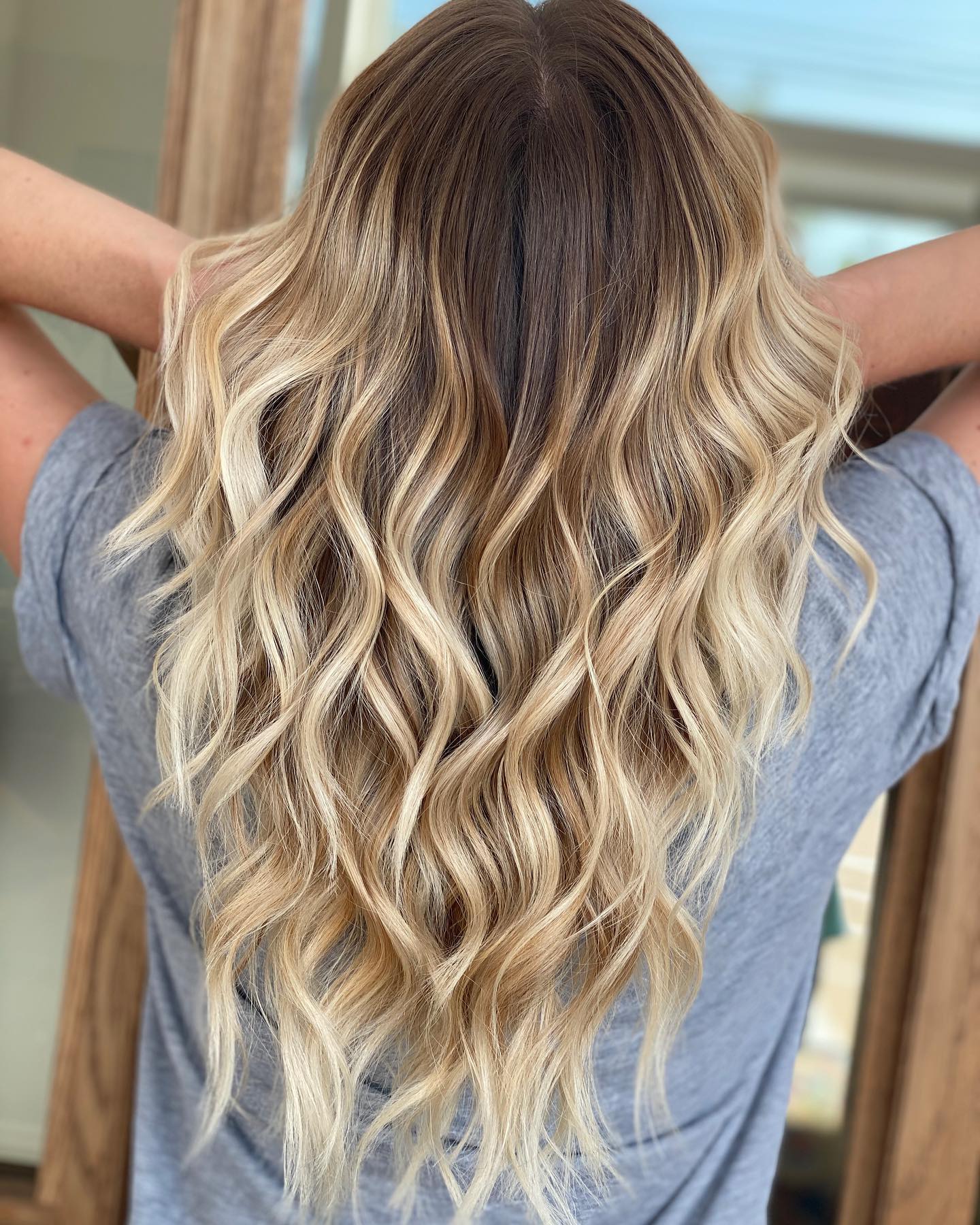 27 Stunning Fall Hair Colors for Blondes 2026 4 Golden Honey Blonde Balayage With Beachy Waves