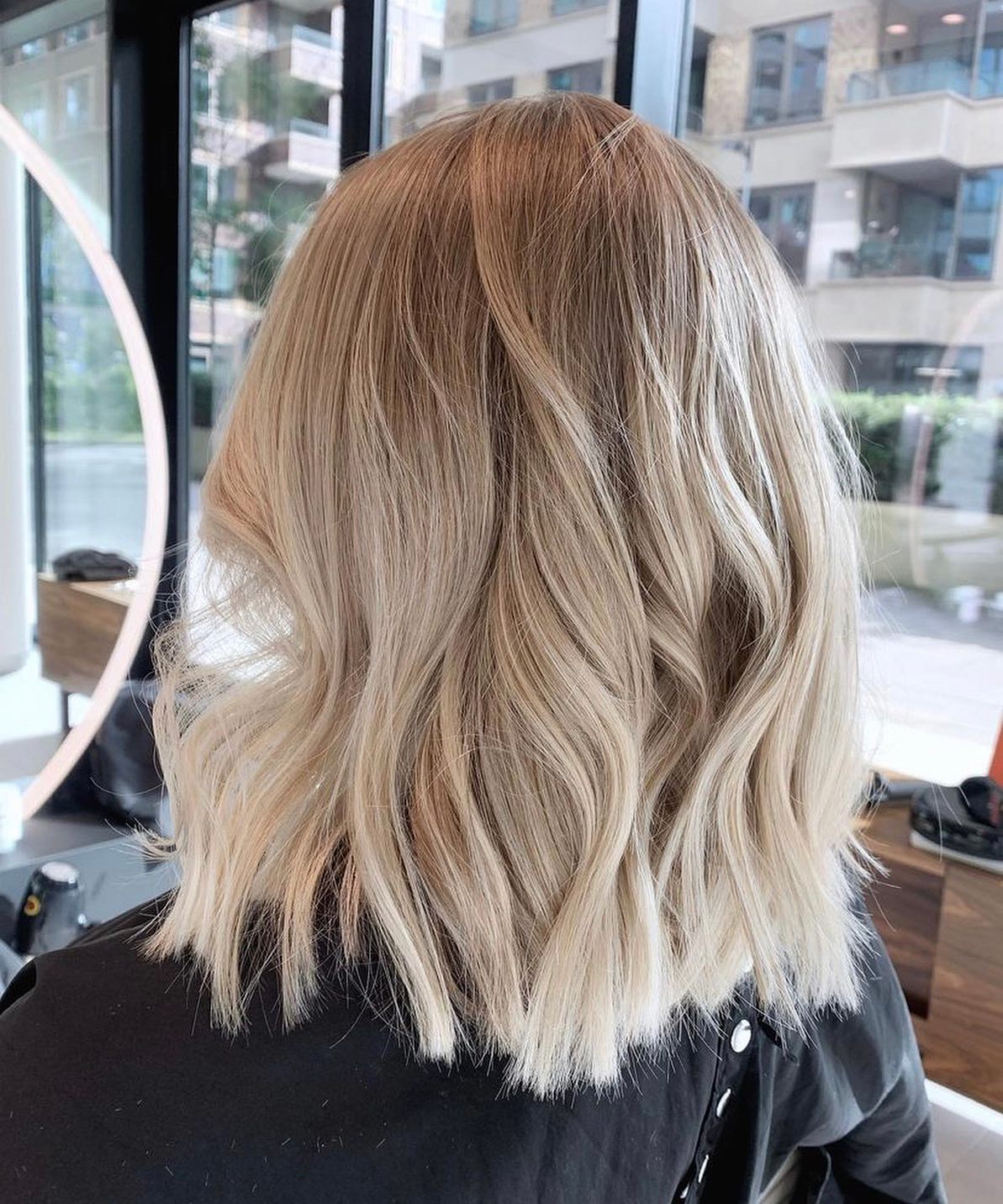 27 Stunning Fall Hair Colors for Blondes 2026 7 Golden Honey Blonde Beachy Waves Lob