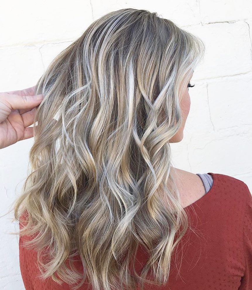 27 Stunning Fall Hair Colors for Blondes 2026 24 Golden Hour Blonde With Lived-In Waves