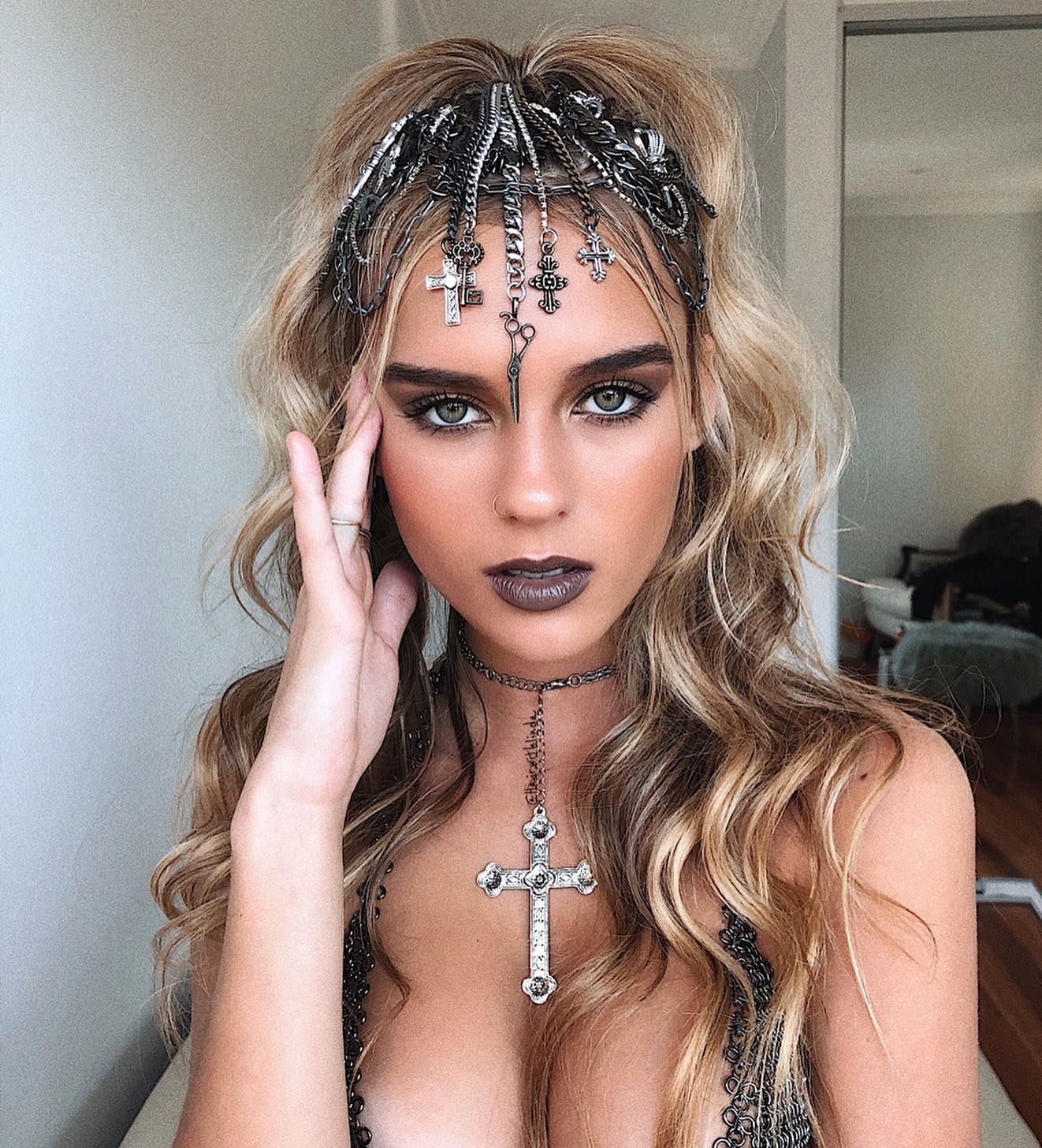 25 Witch Hairstyles 2026: Enchant Your Look 4 Gothic Glamour Waves With Chain Headpiece