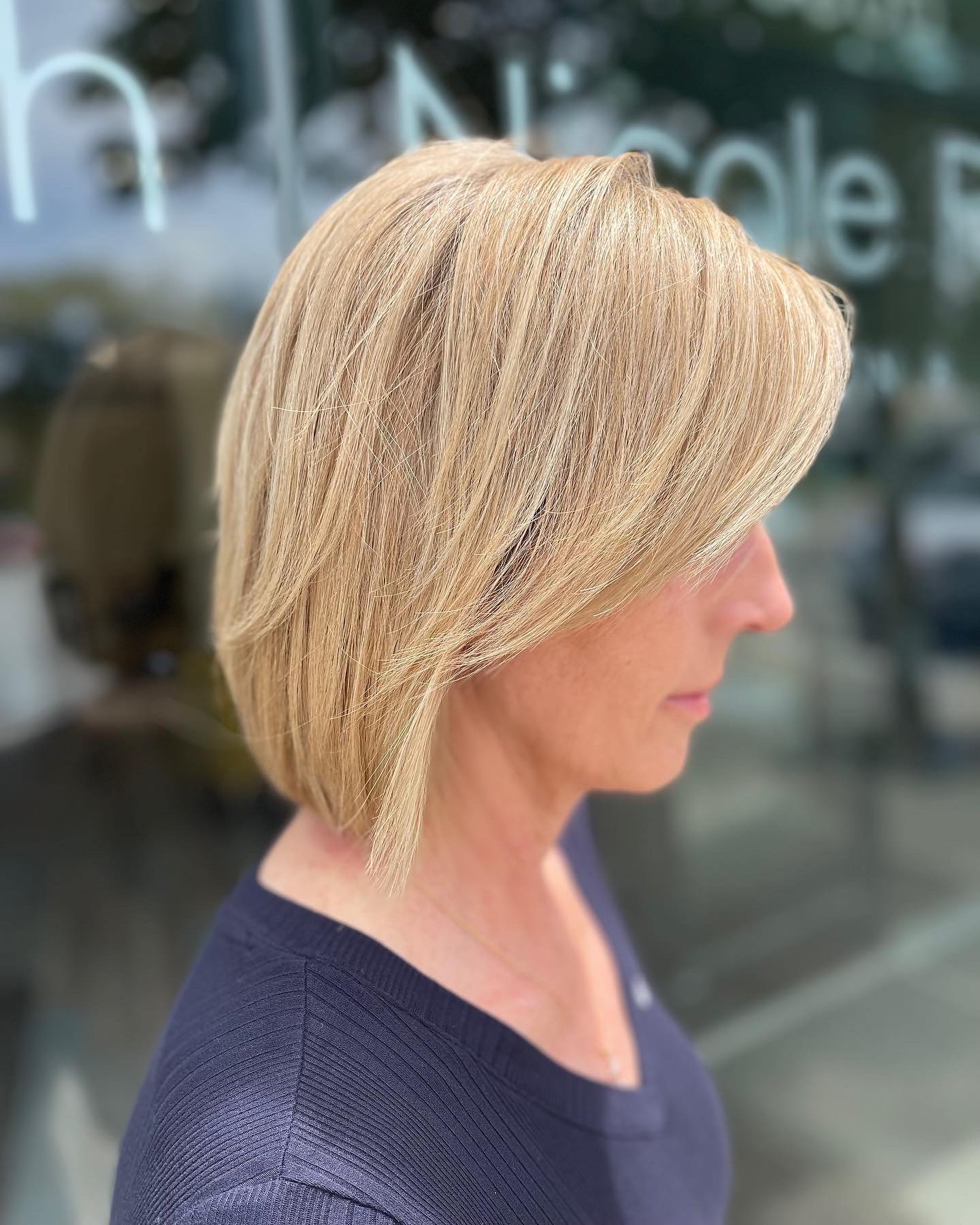 27 Stunning Fall Hair Colors for Blondes 2026 29 Layered Blonde Bob With Chic Side-Swept Bangs