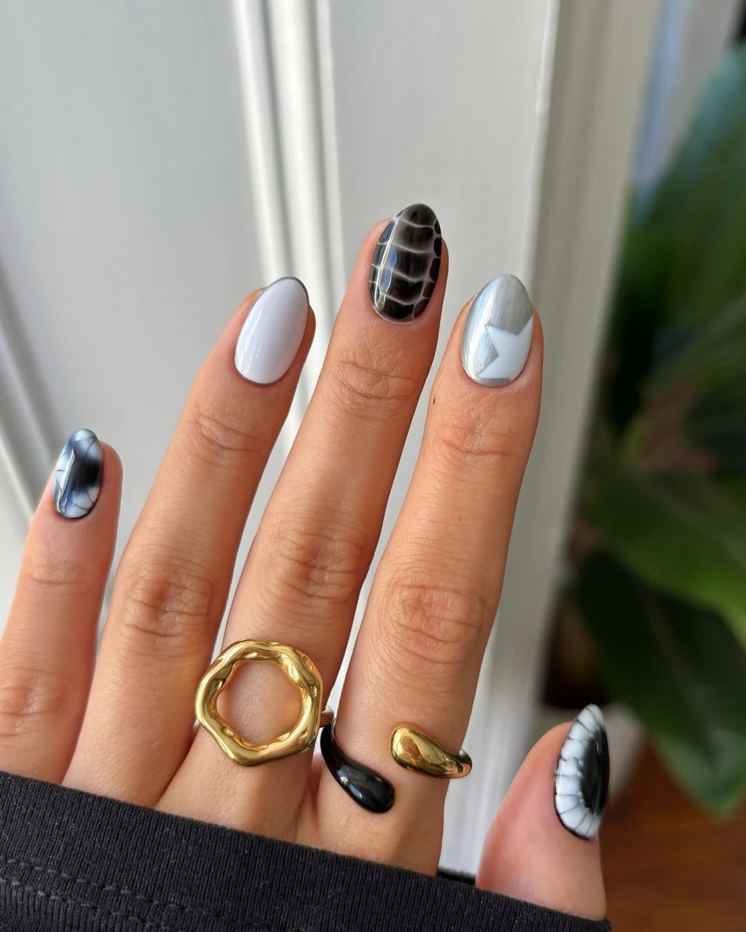 27 September Nails 2026 Trends You Must See 16 Monochrome Abstract Artistry Almond Nails