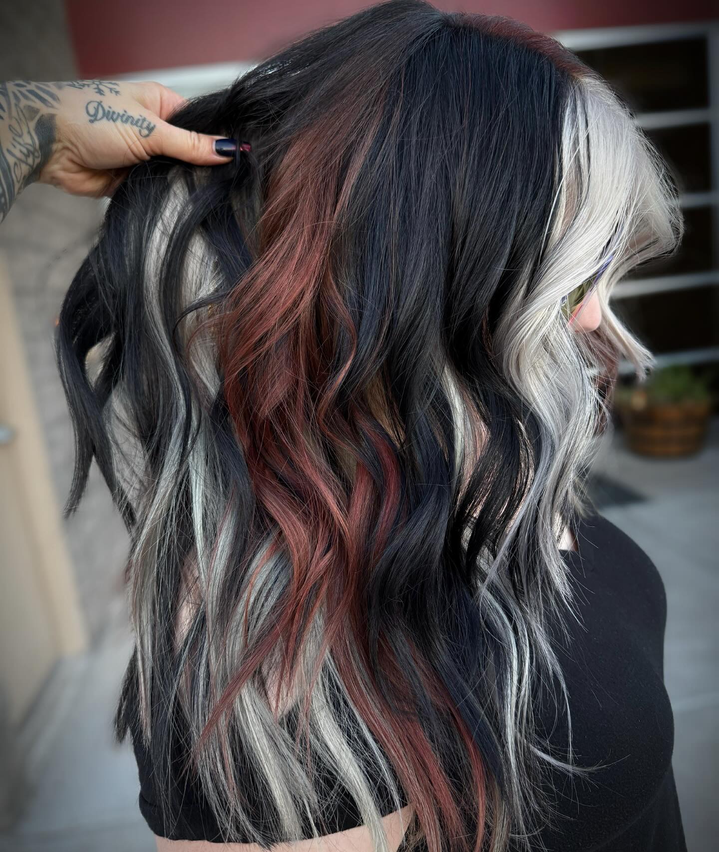 29 Calico Hair Color Styles You Need to See for 2026 23 Multi-Tonal Calico Hair With Soft Waves