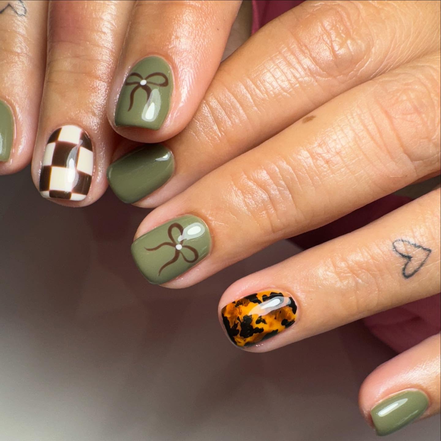 27 September Nails 2026 Trends You Must See 8 Olive Green Tortoiseshell & Bow Short Nails