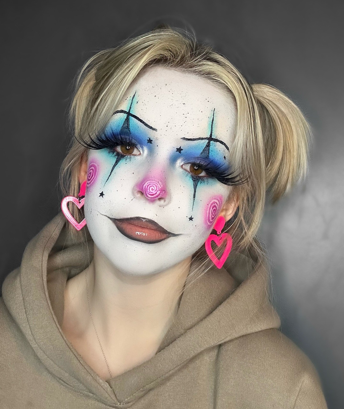 25 Wild Clown Hairstyles for 2026 You Need to See 17 Pastel Clown Makeup With Hoodie And Heart Earrings