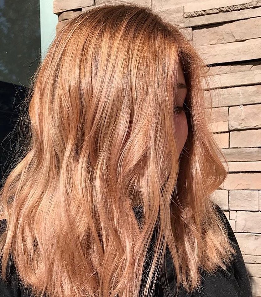 27 Stunning Fall Hair Colors for Blondes 2026 17 Peachy Blonde Waves With Subtle Honey Highlights