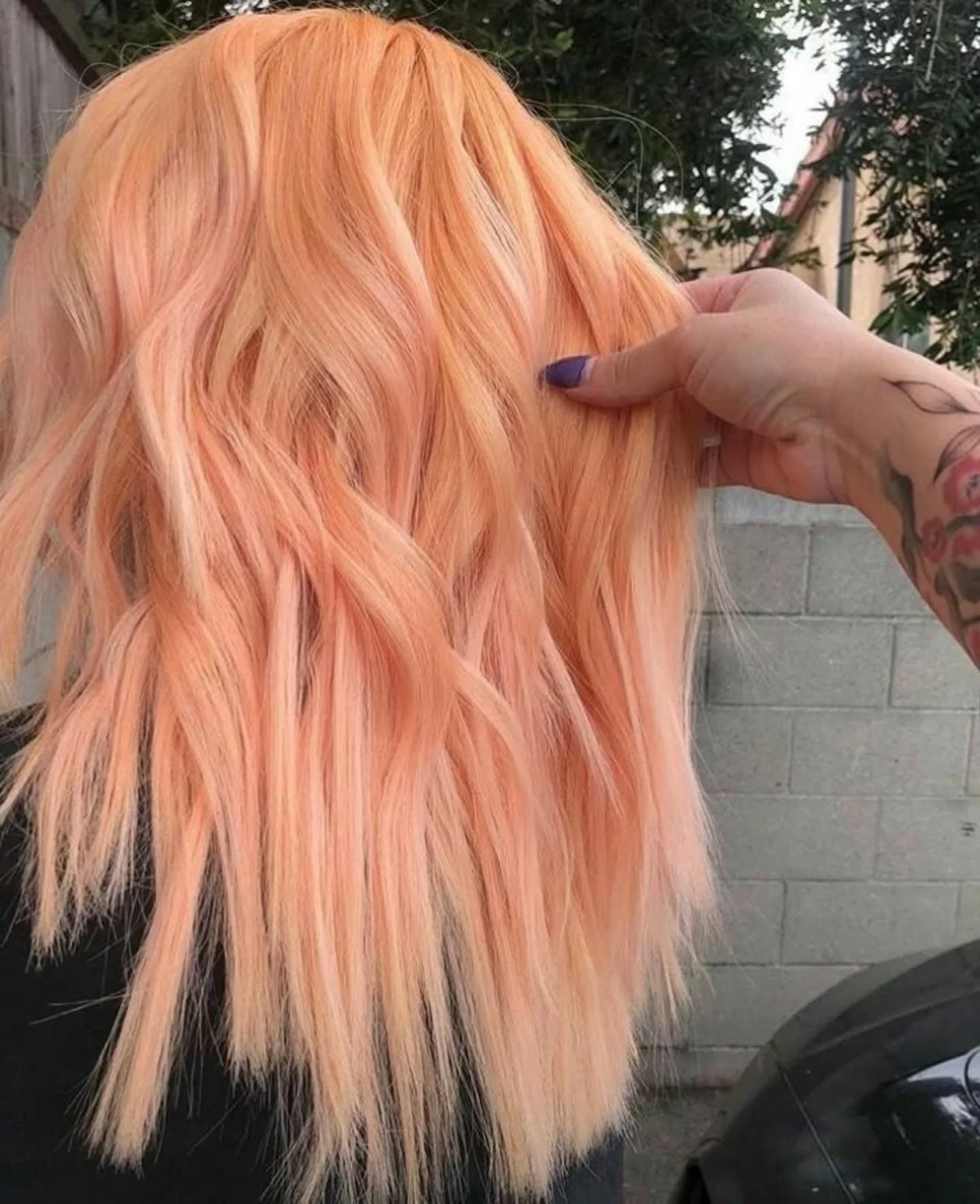 27 Stunning Fall Hair Colors for Blondes 2026 28 Peachy Keen Wavy Lob With Subtle Highlights