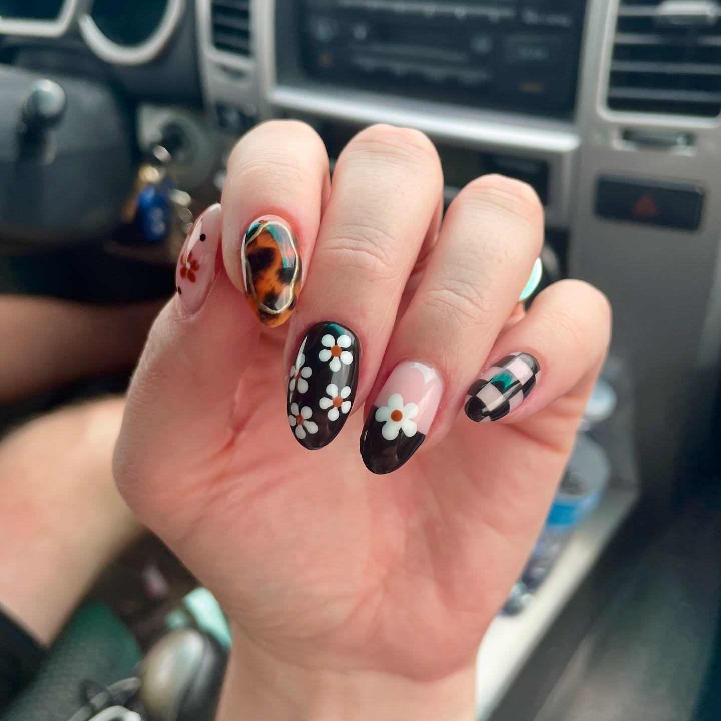 27 End of Summer Nail Ideas for 2026 17 Retro Floral and Tortoiseshell Nail Art